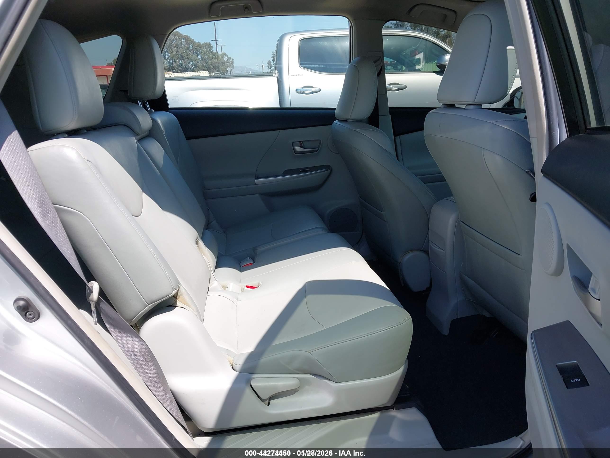 TOYOTA PRIUS image 8