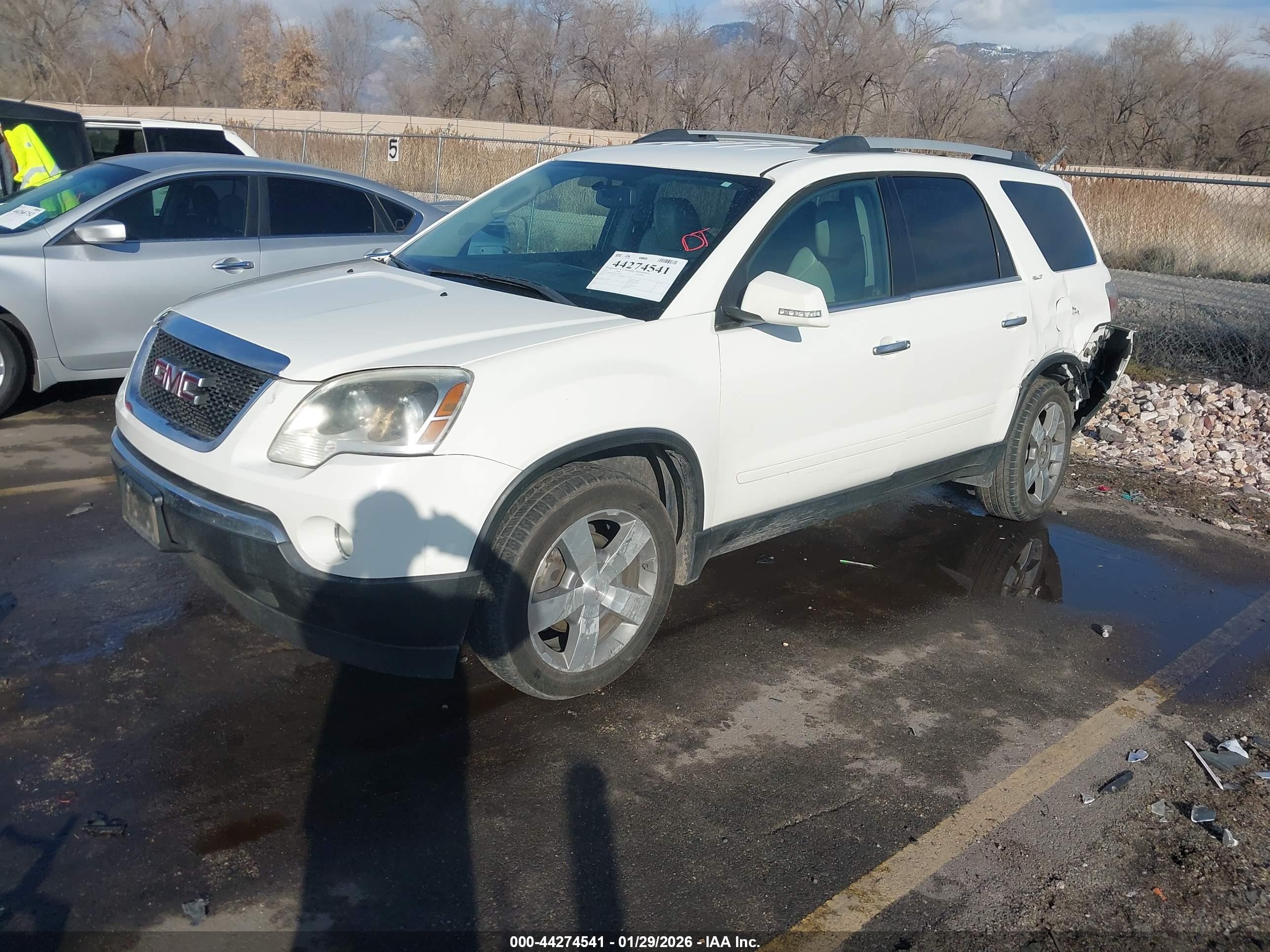 GMC ACADIA image 2