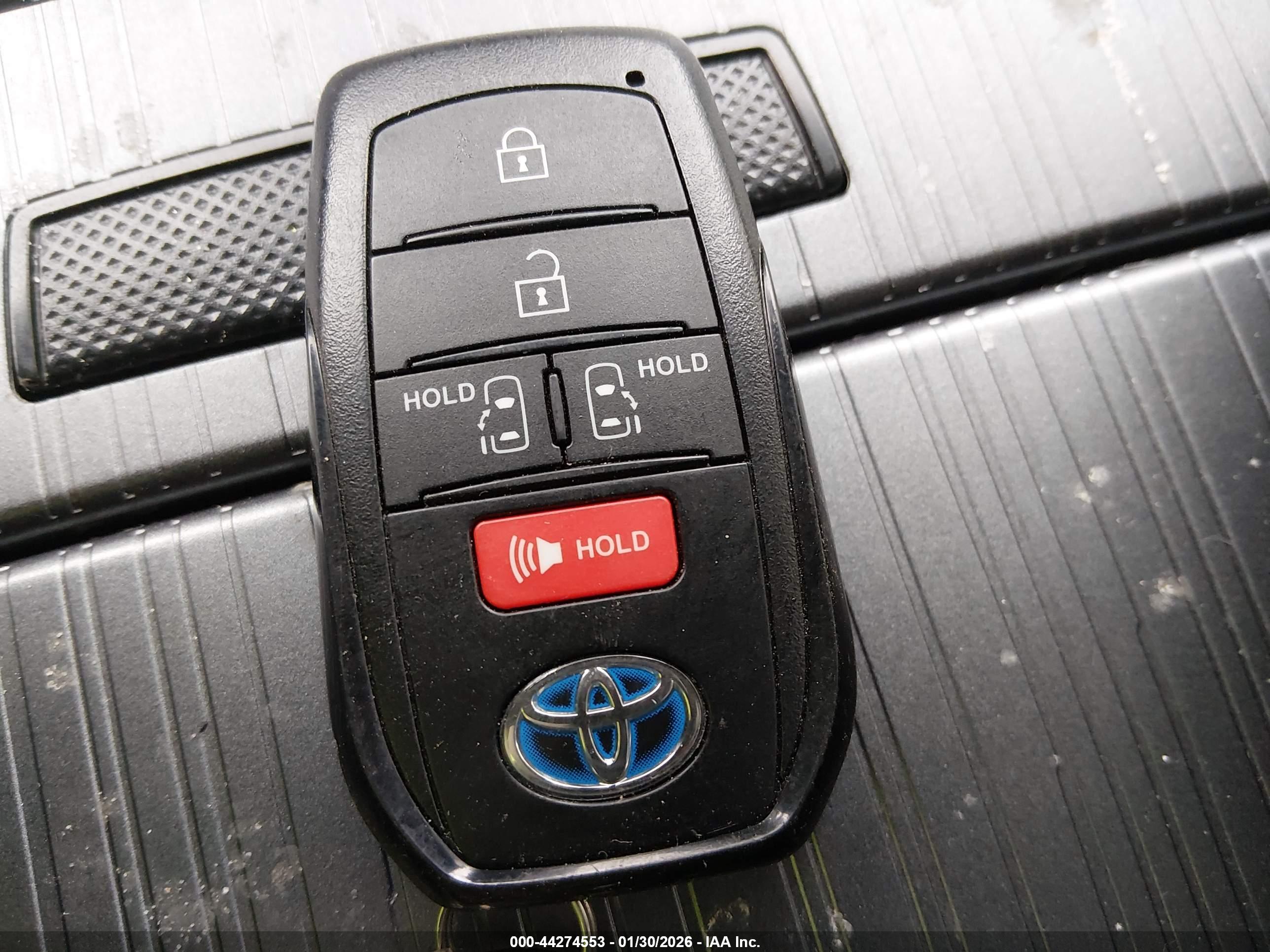 TOYOTA SIENNA image 11