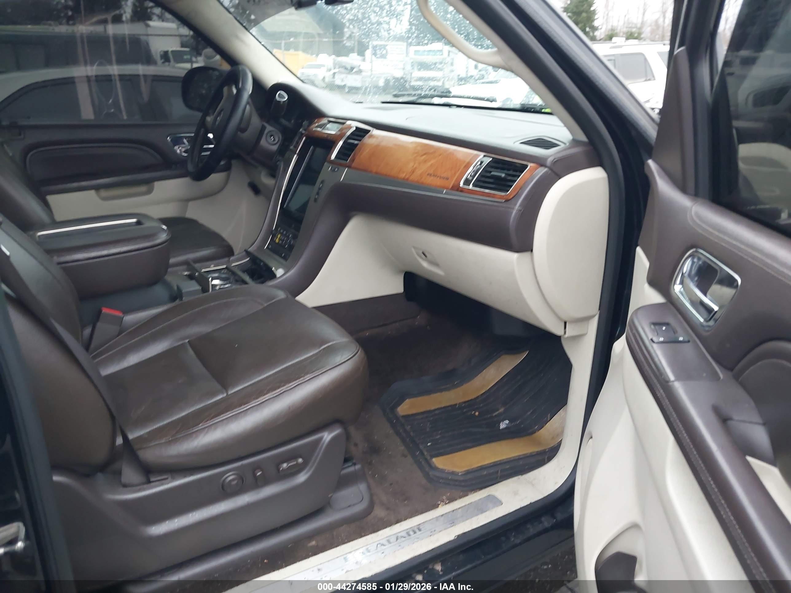 CADILLAC ESCALADE image 5