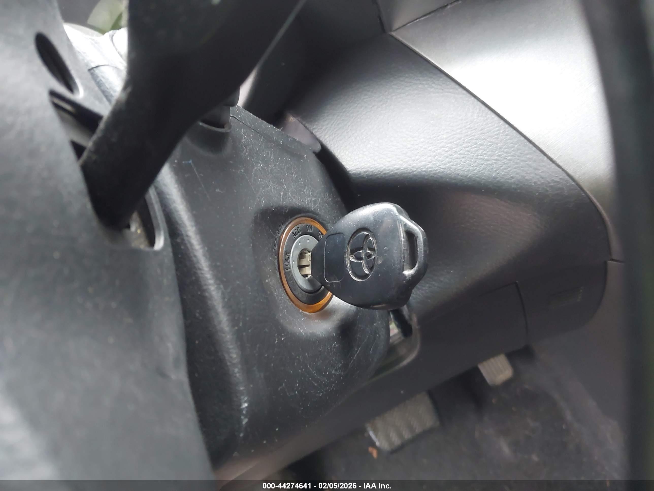 TOYOTA RAV4 image 11
