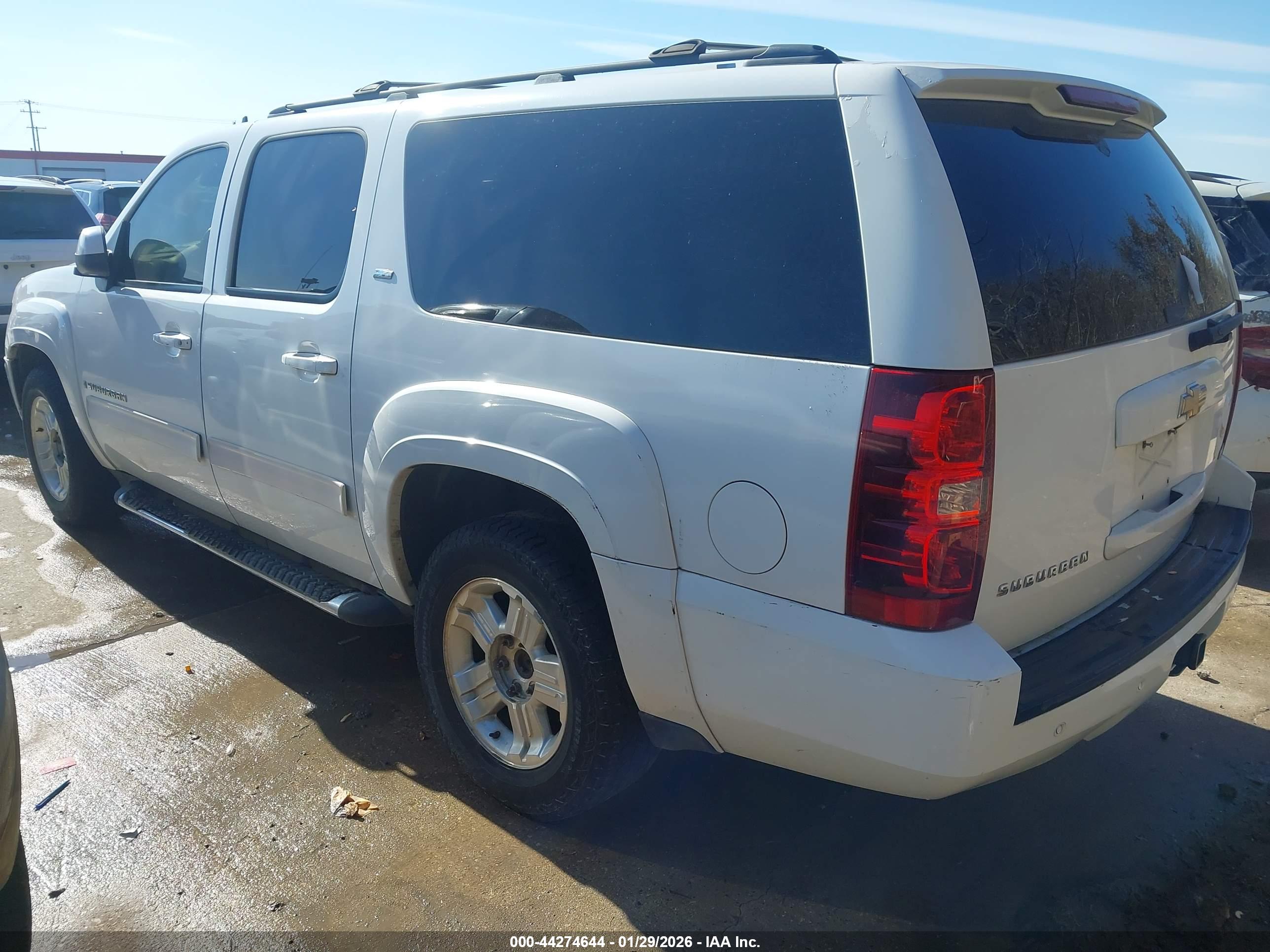 CHEVROLET SUBURBAN image 3