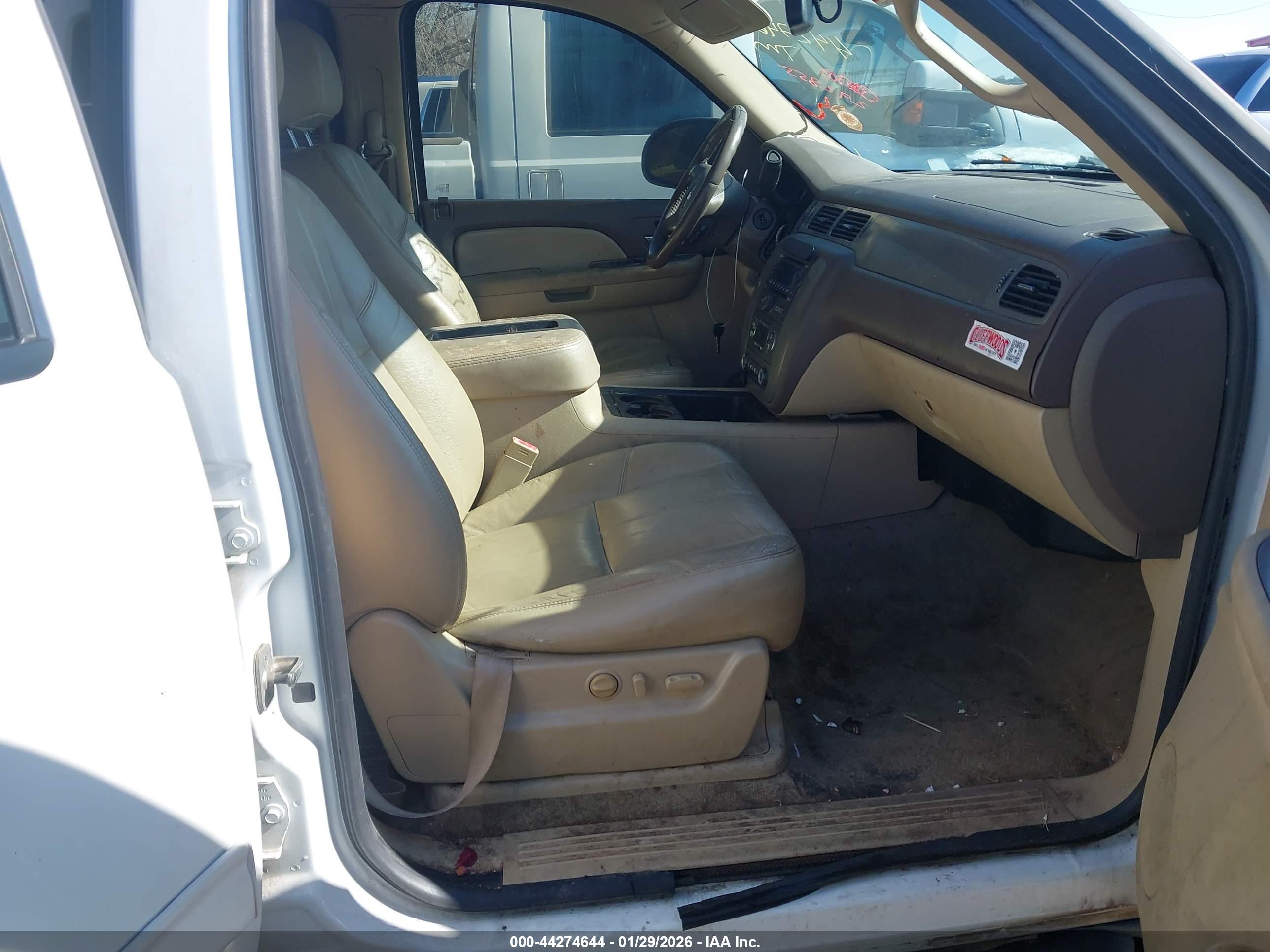 CHEVROLET SUBURBAN image 5