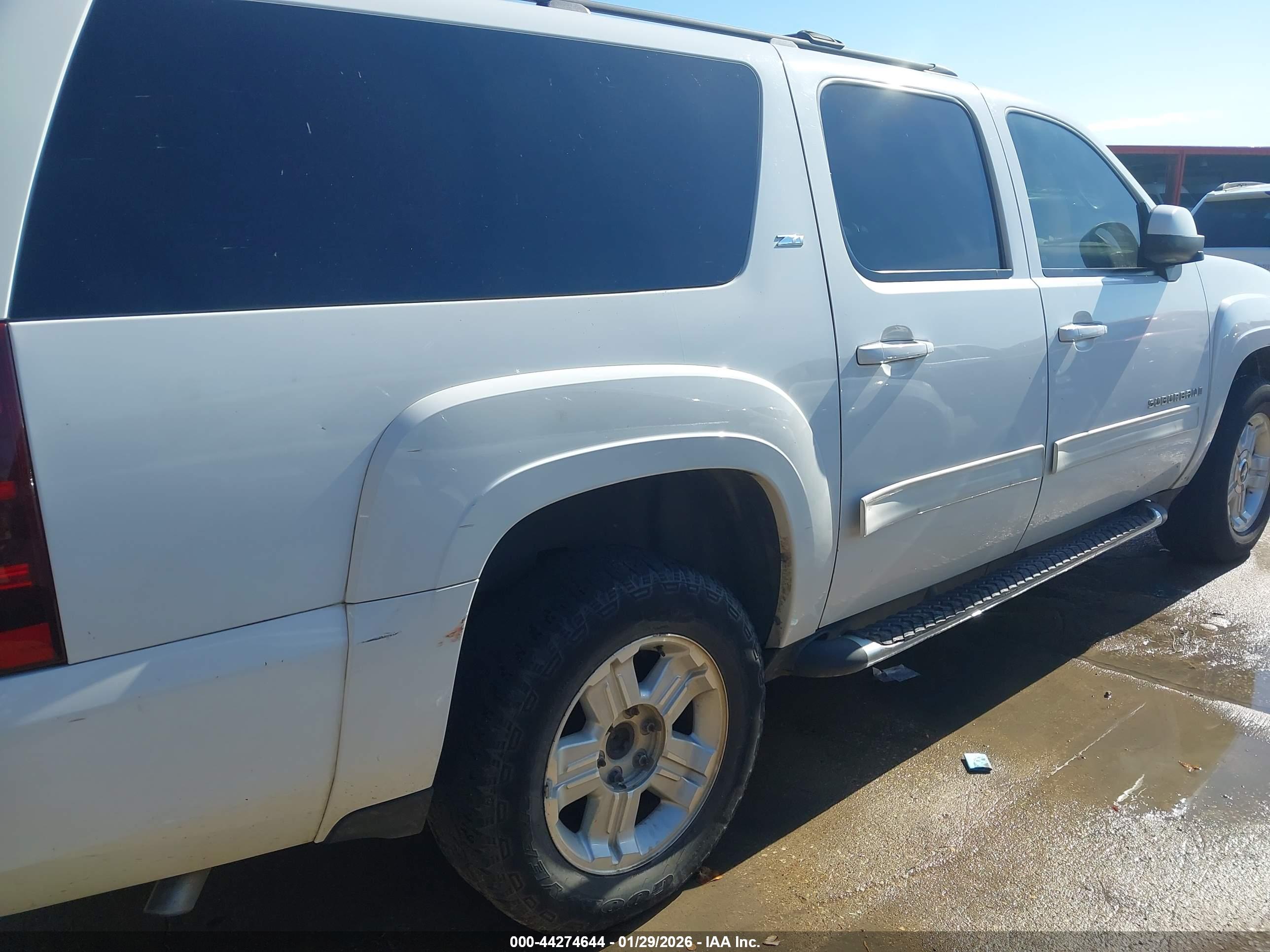 CHEVROLET SUBURBAN image 6
