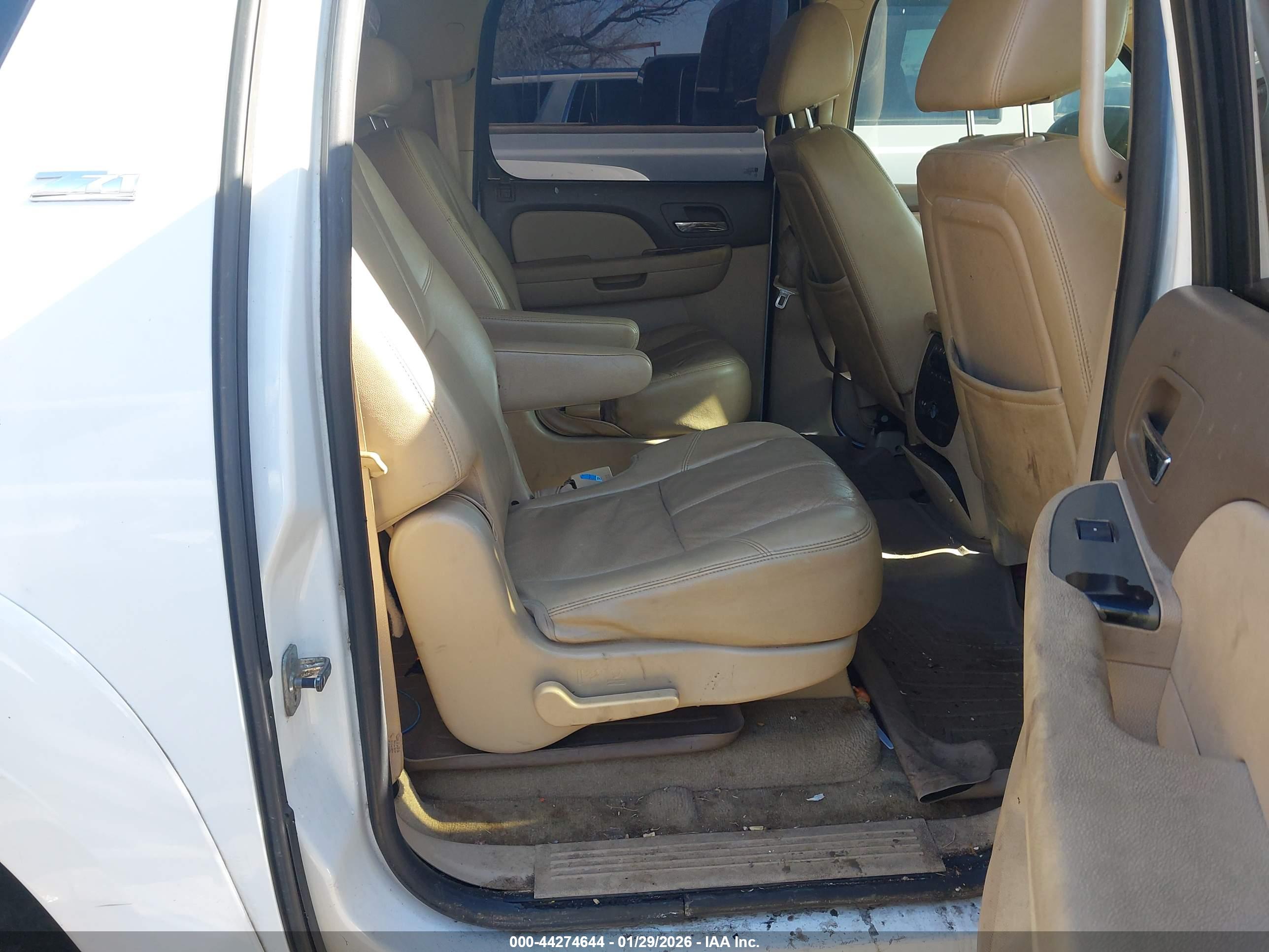 CHEVROLET SUBURBAN image 8