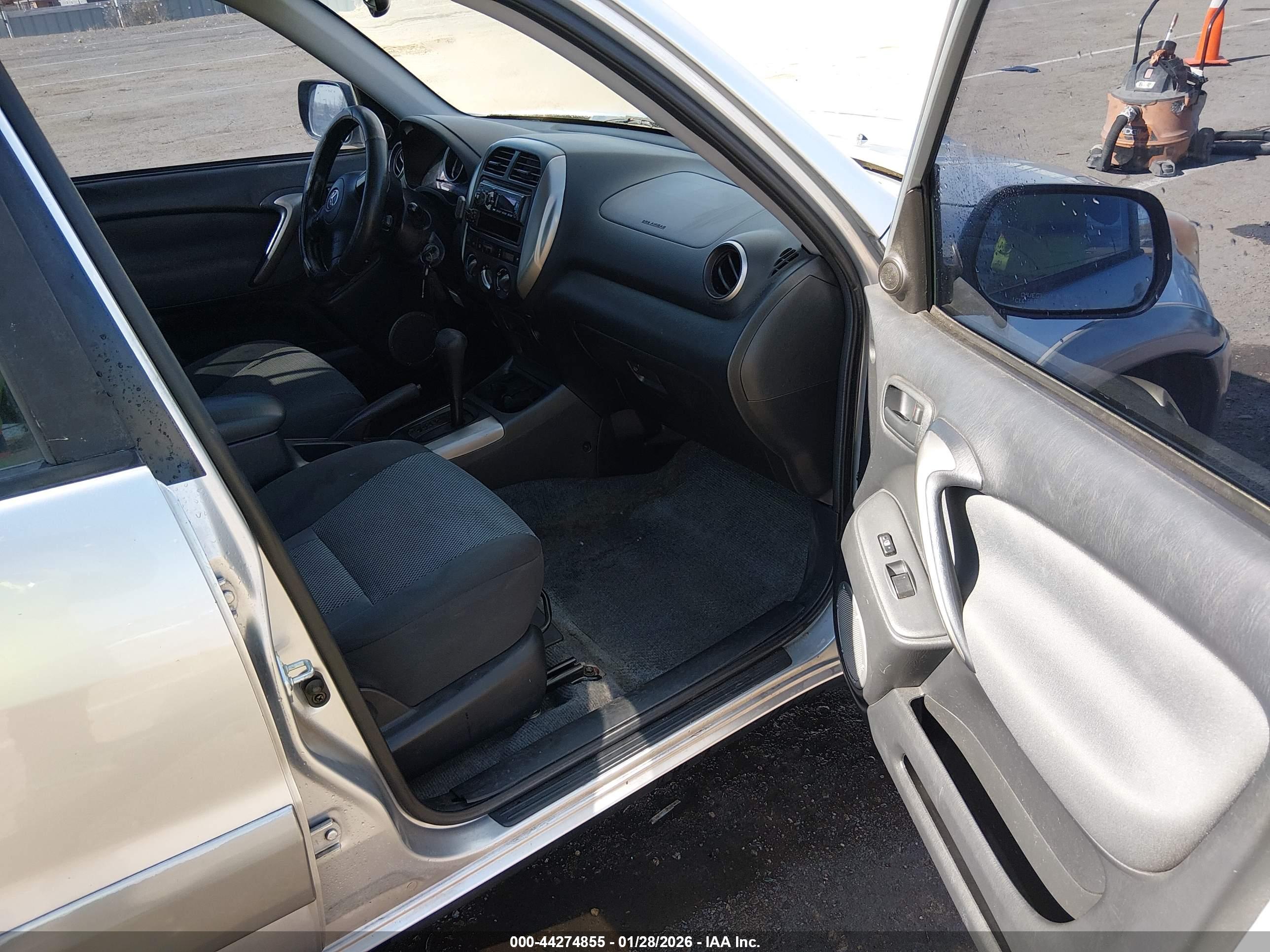 TOYOTA RAV4 image 5