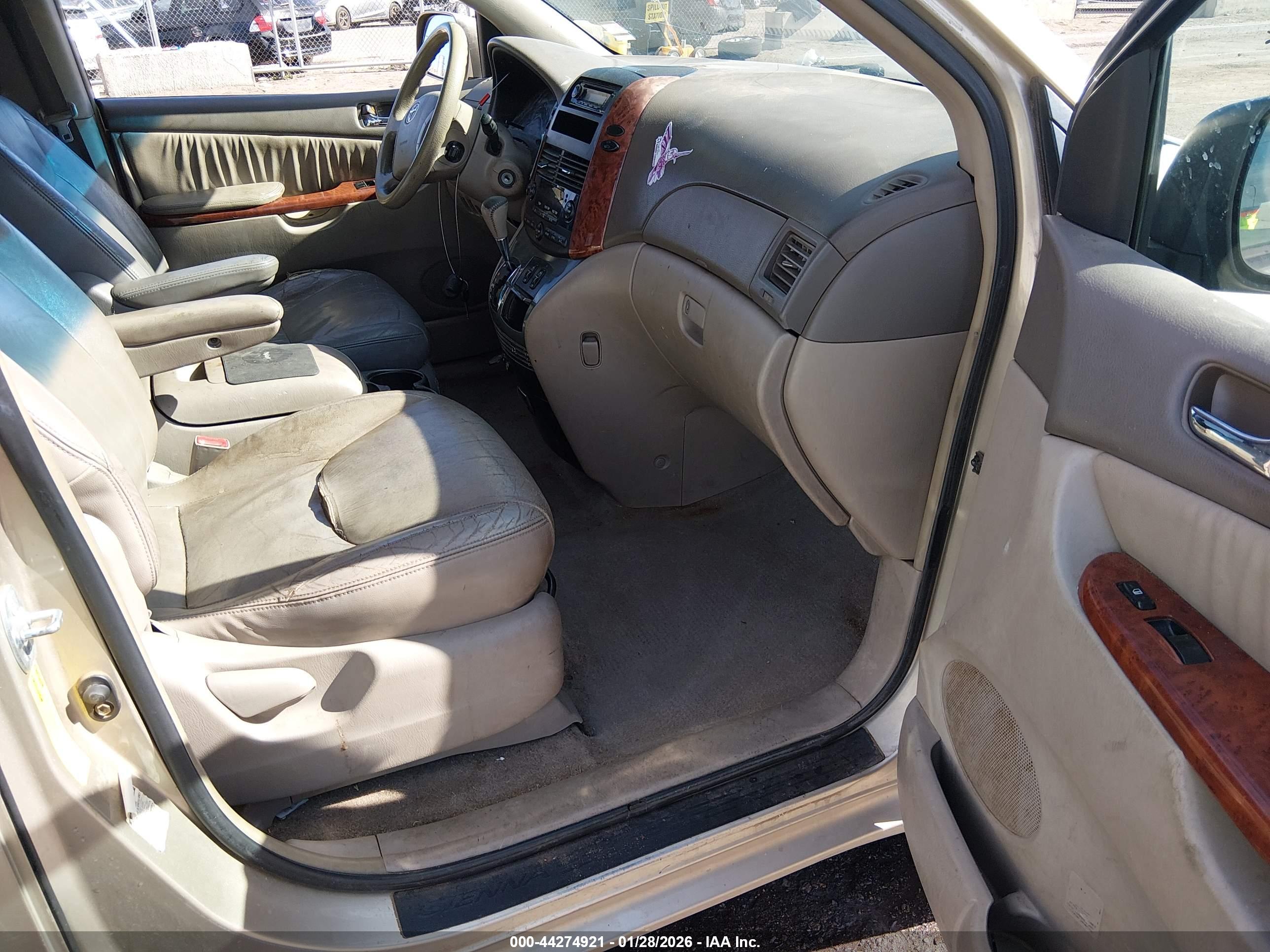 TOYOTA SIENNA image 5
