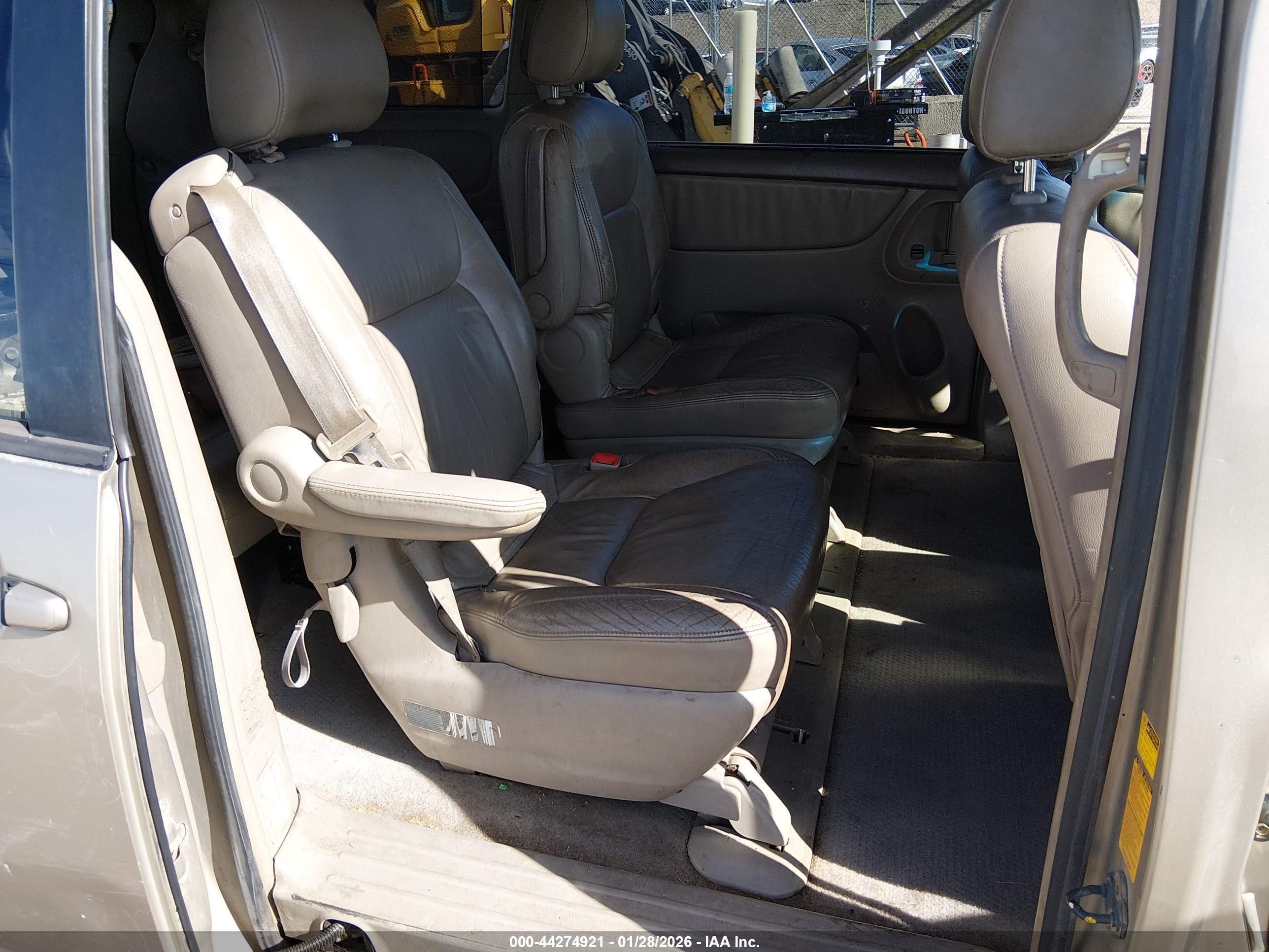 TOYOTA SIENNA image 8