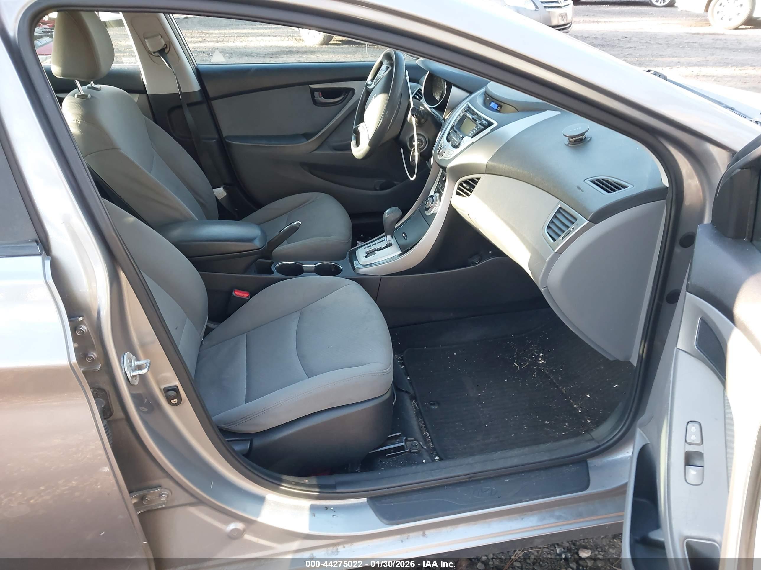 HYUNDAI ELANTRA image 5