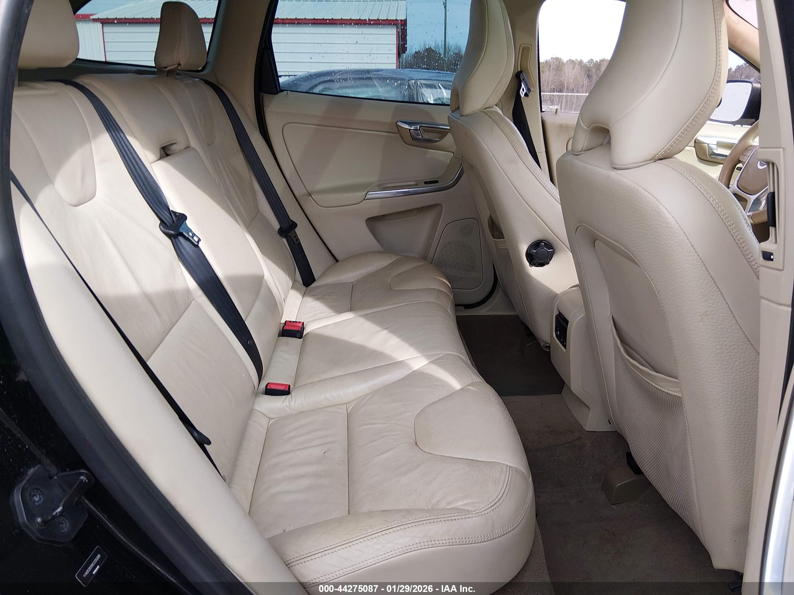 VOLVO XC60 image 8