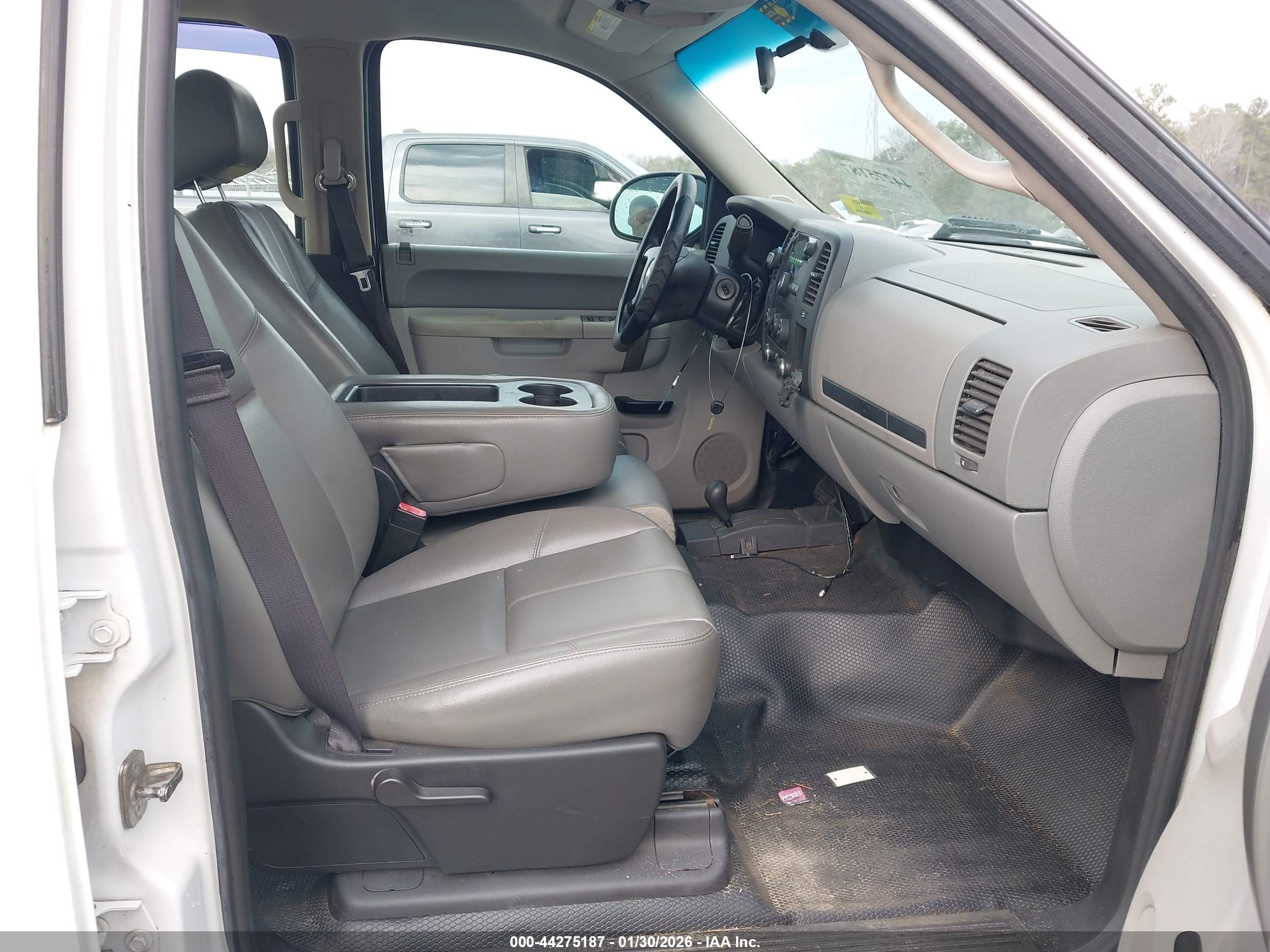 CHEVROLET SILVERADO image 5