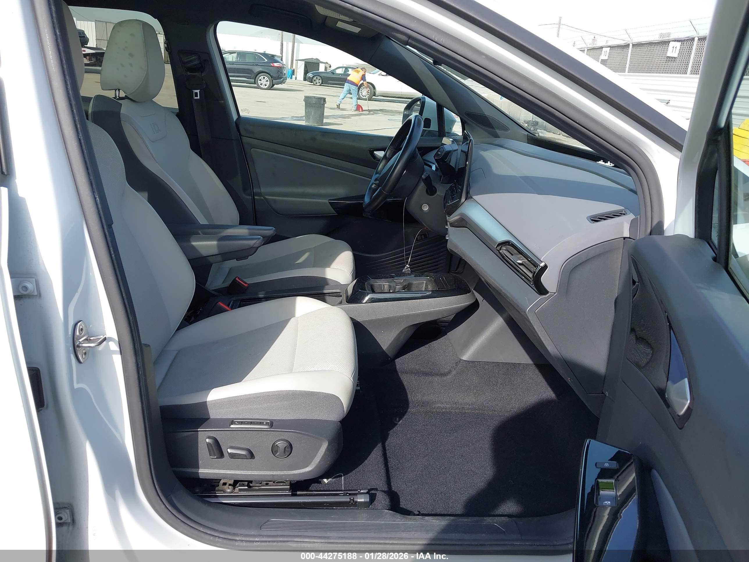 VOLKSWAGEN ID.4 image 5