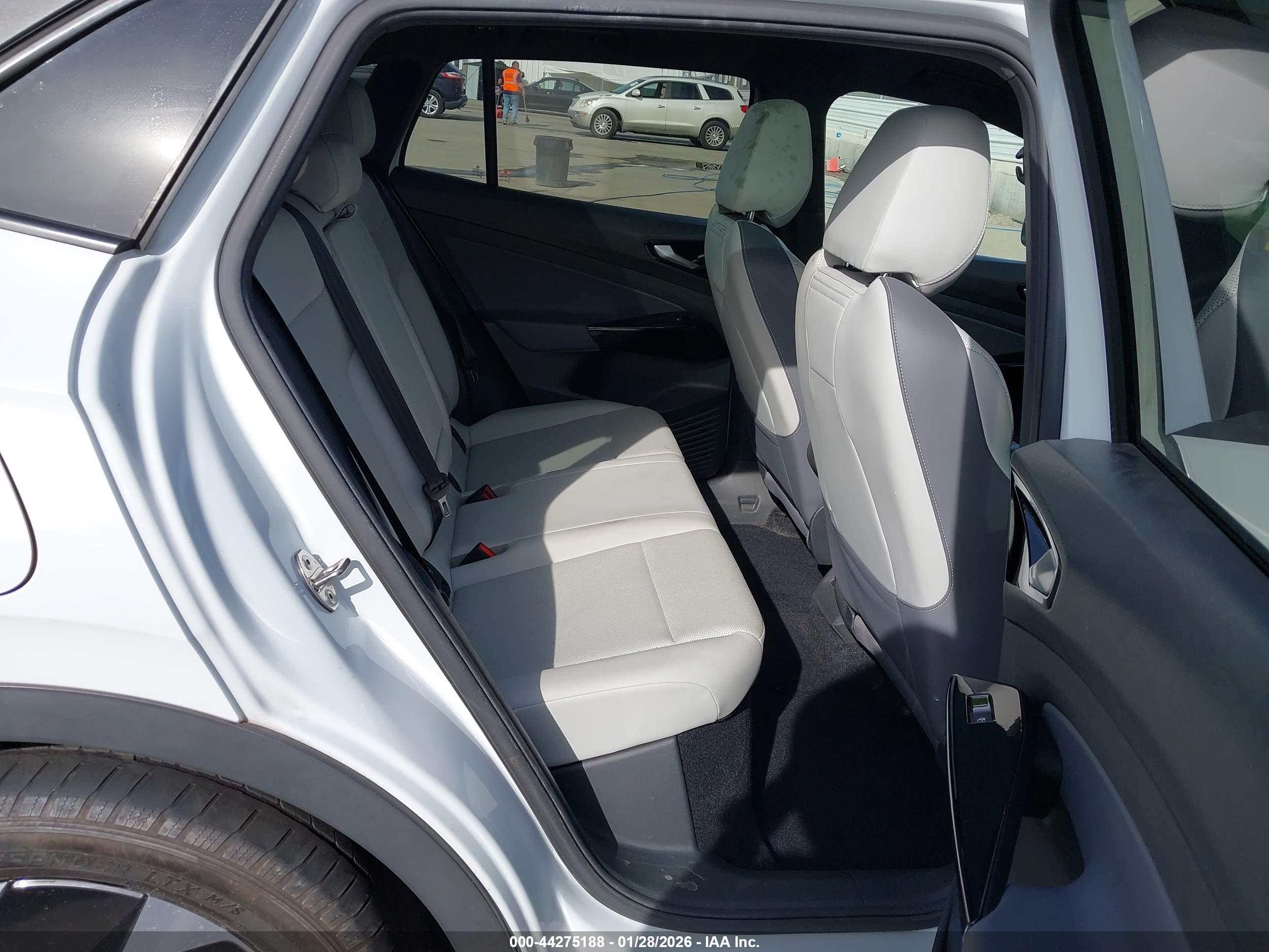 VOLKSWAGEN ID.4 image 8