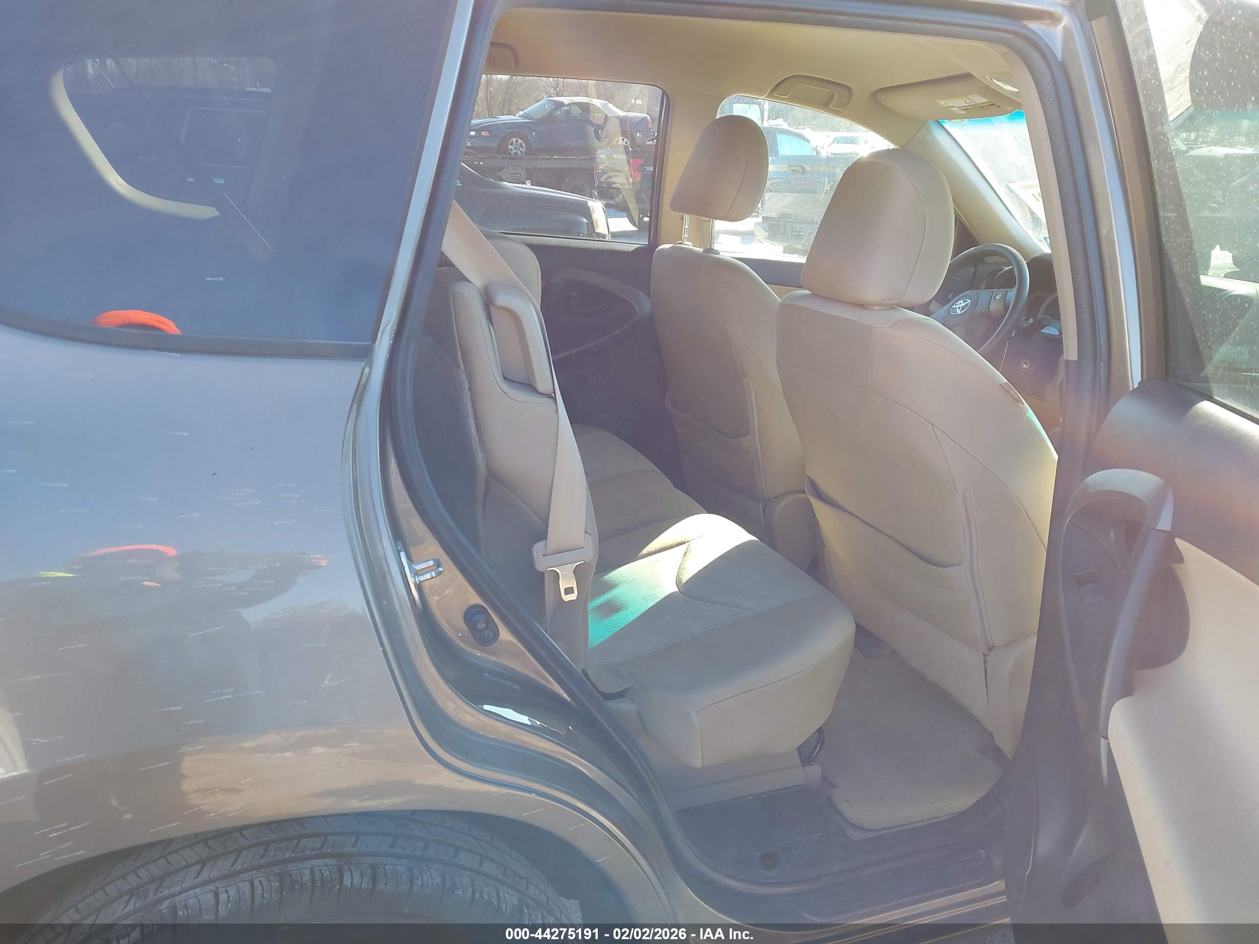 TOYOTA RAV4 image 8