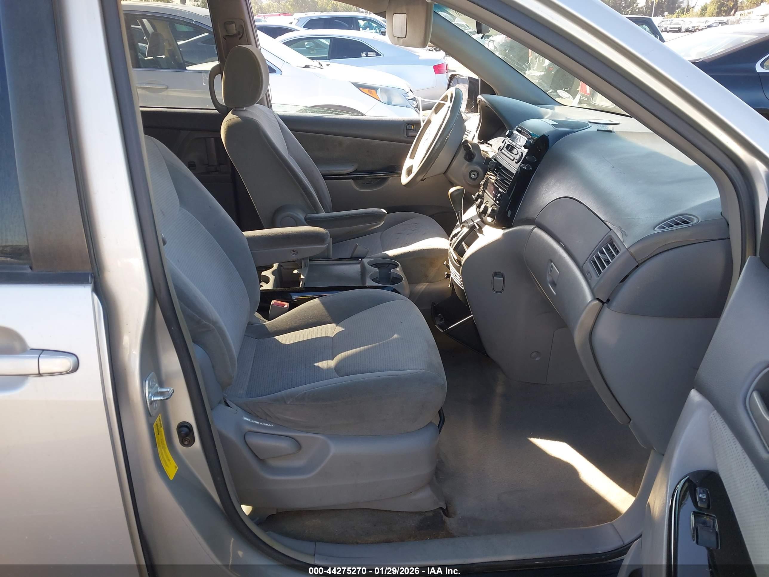 TOYOTA SIENNA image 5