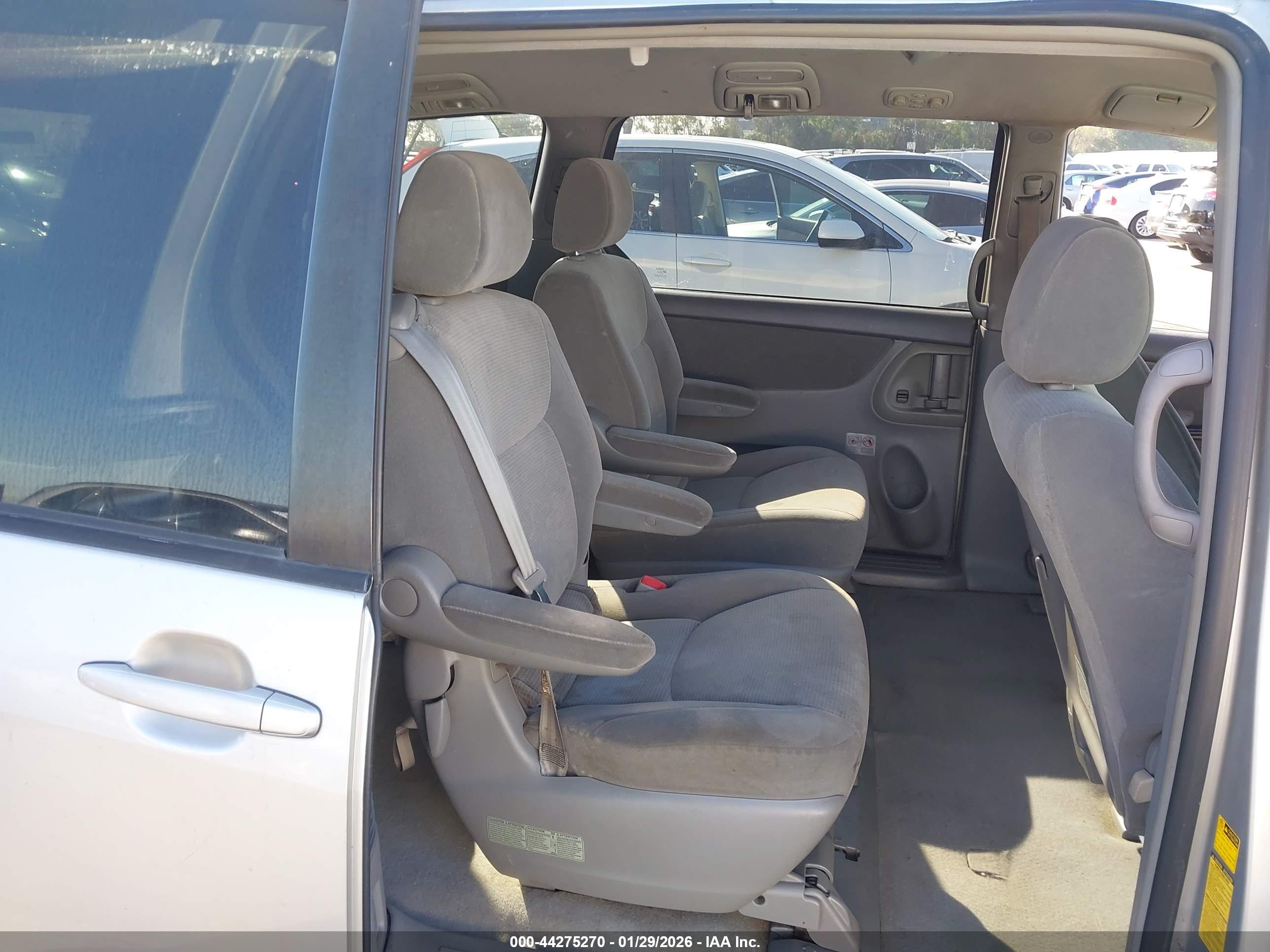TOYOTA SIENNA image 8