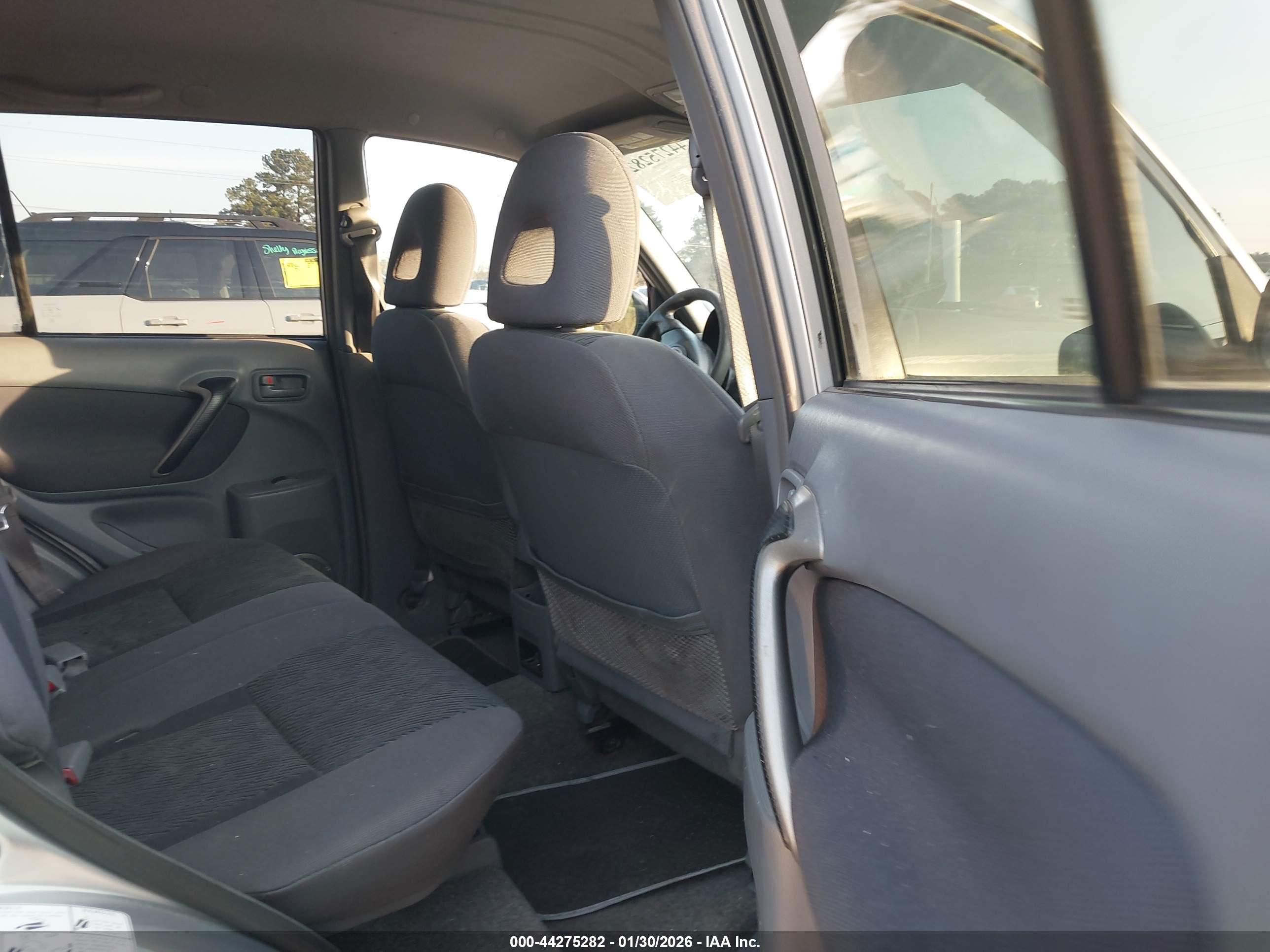 TOYOTA RAV4 image 8