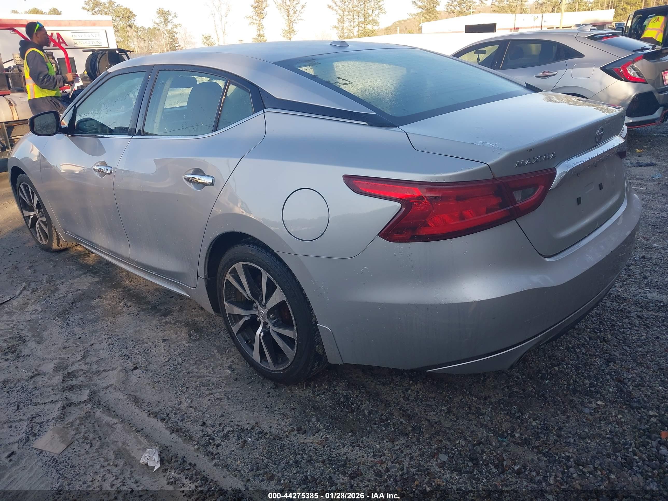 NISSAN MAXIMA image 3