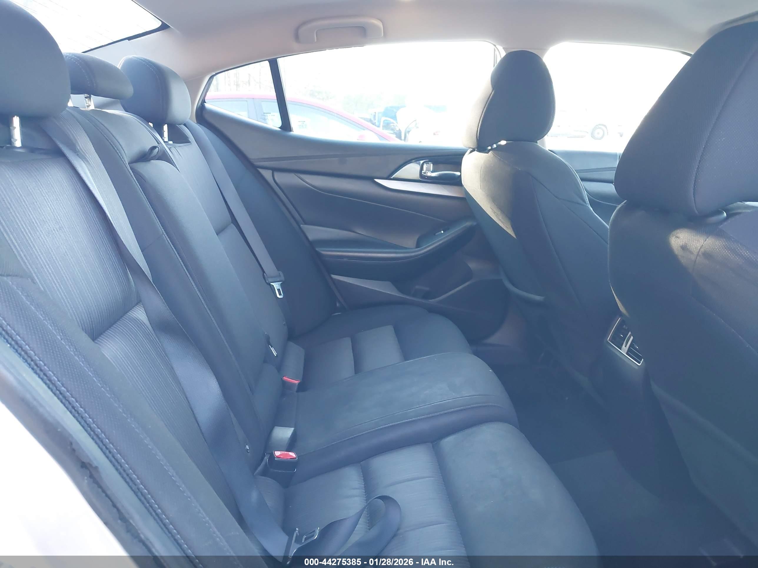 NISSAN MAXIMA image 8