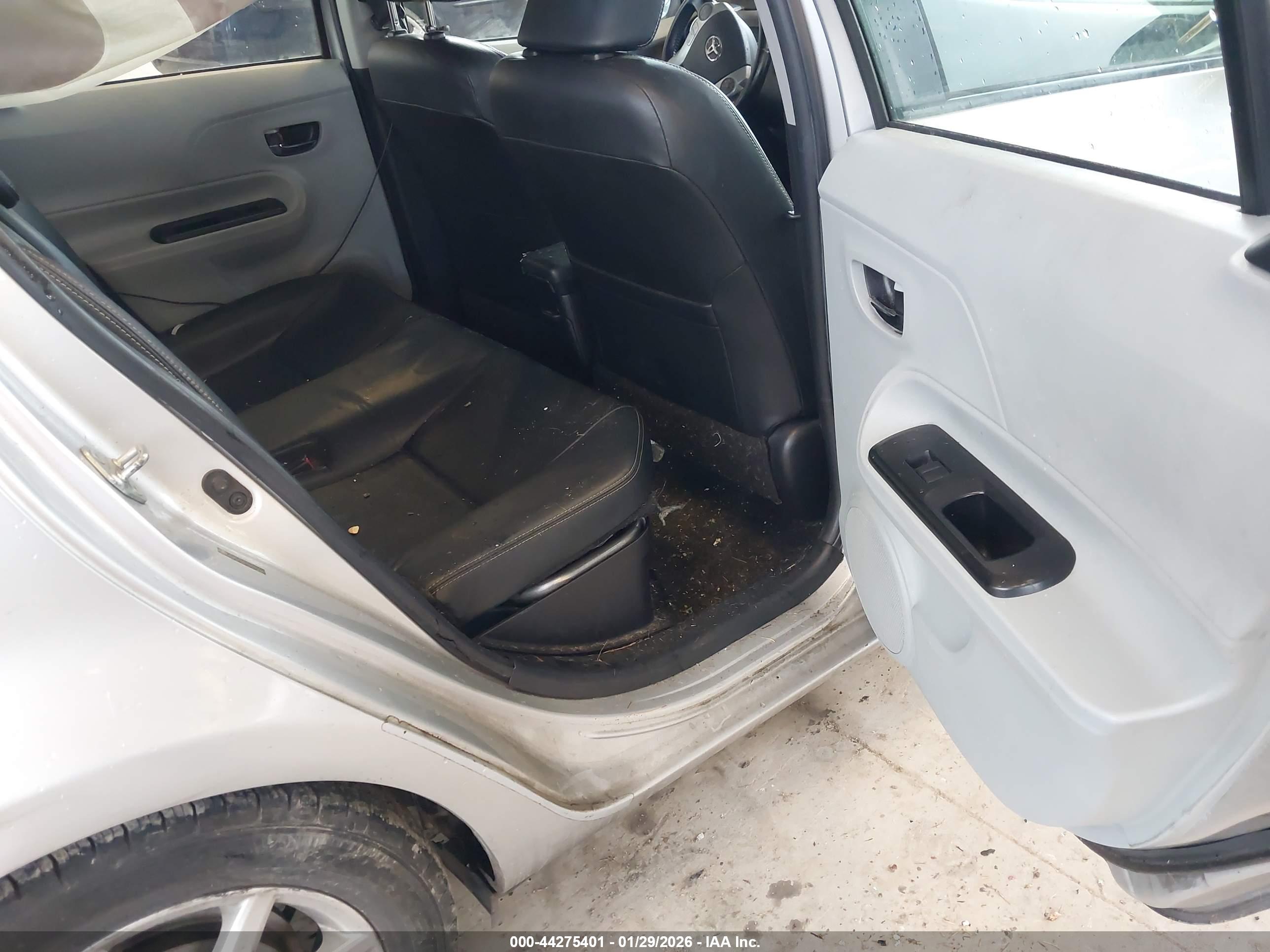 TOYOTA PRIUS image 8