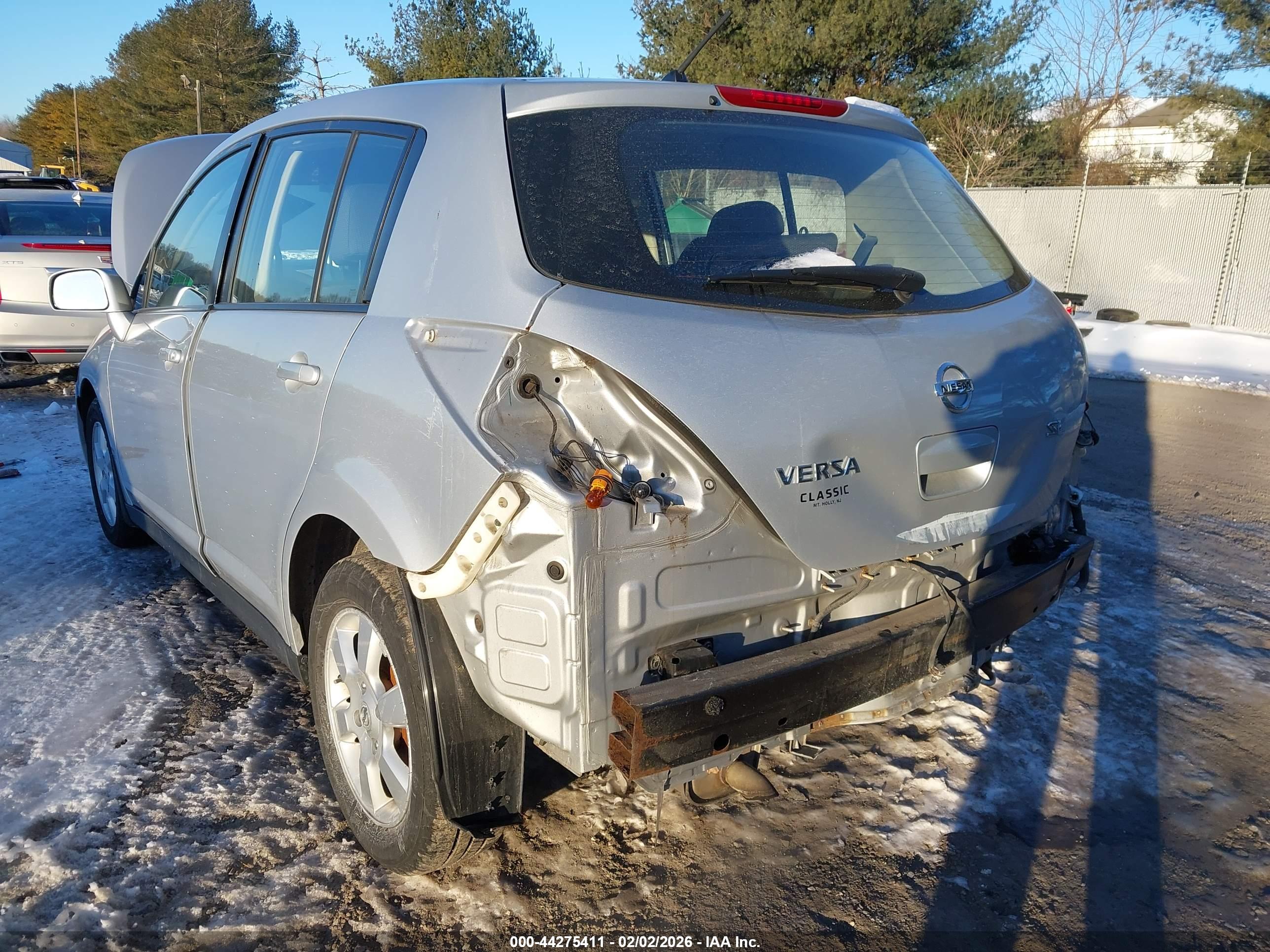 NISSAN VERSA image 6