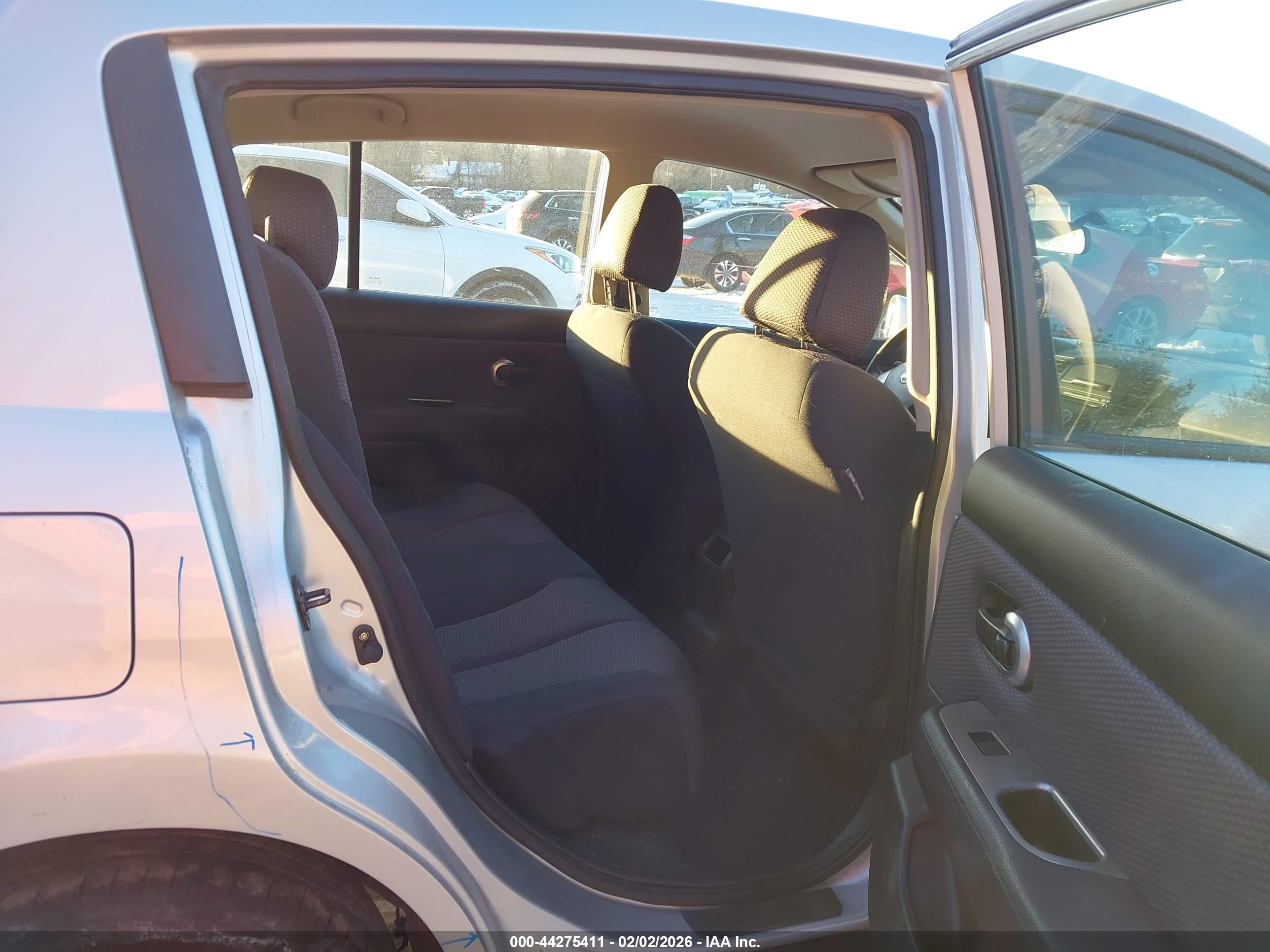 NISSAN VERSA image 8