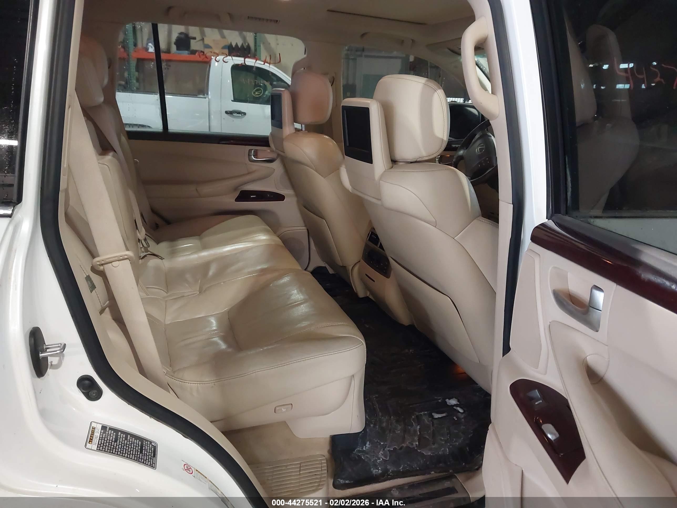 LEXUS LX image 8