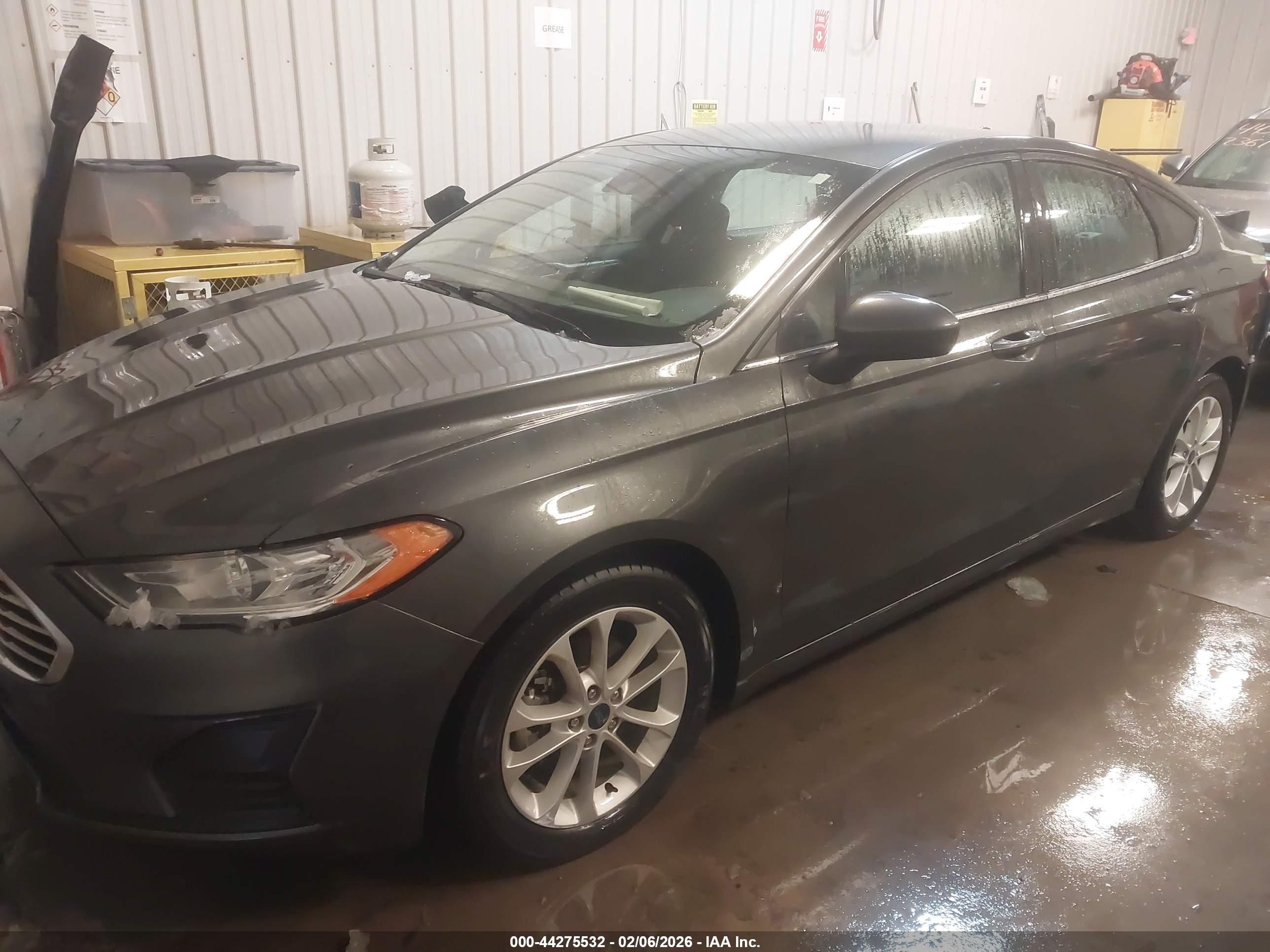 FORD FUSION image 2