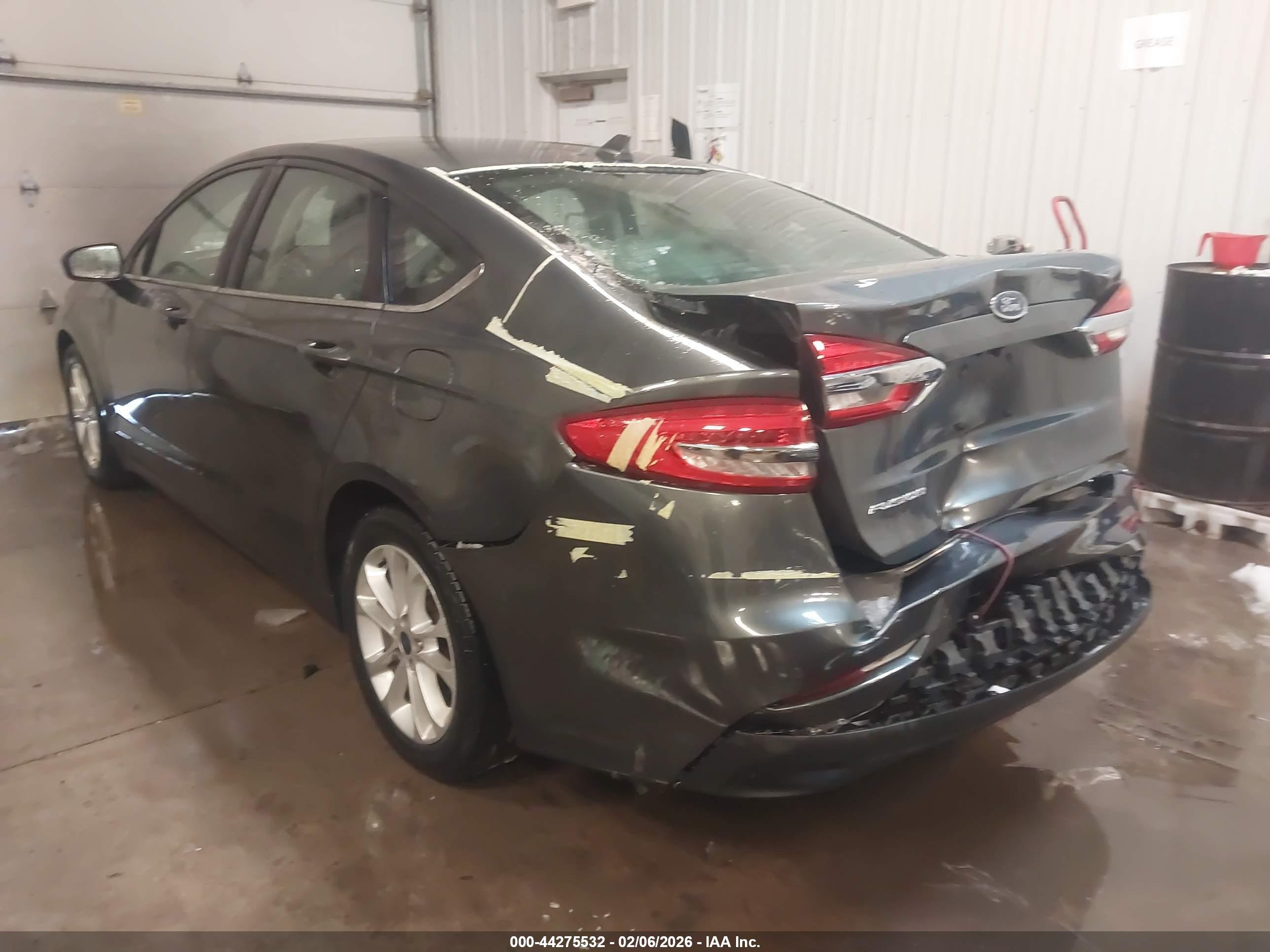 FORD FUSION image 3
