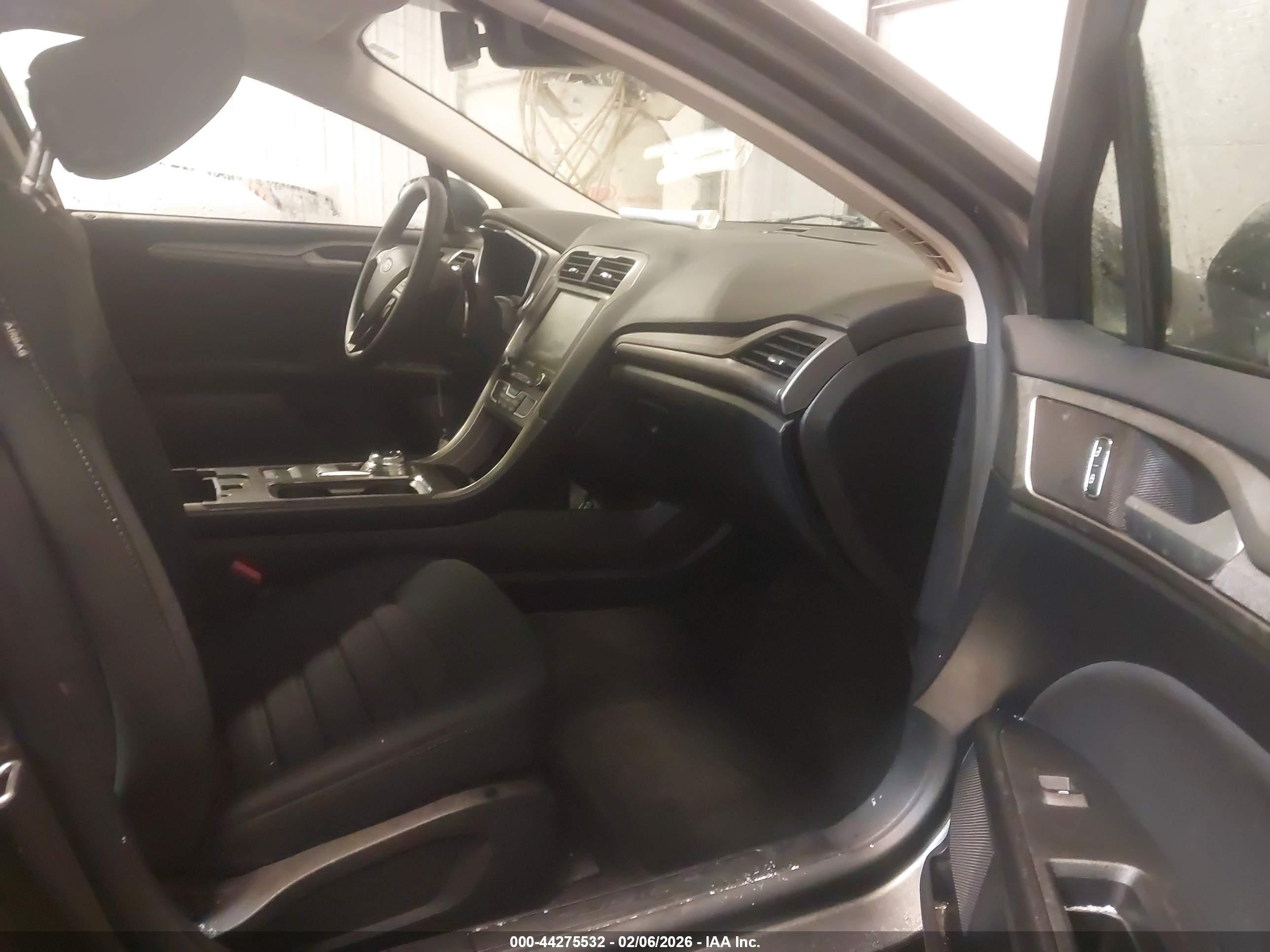 FORD FUSION image 5