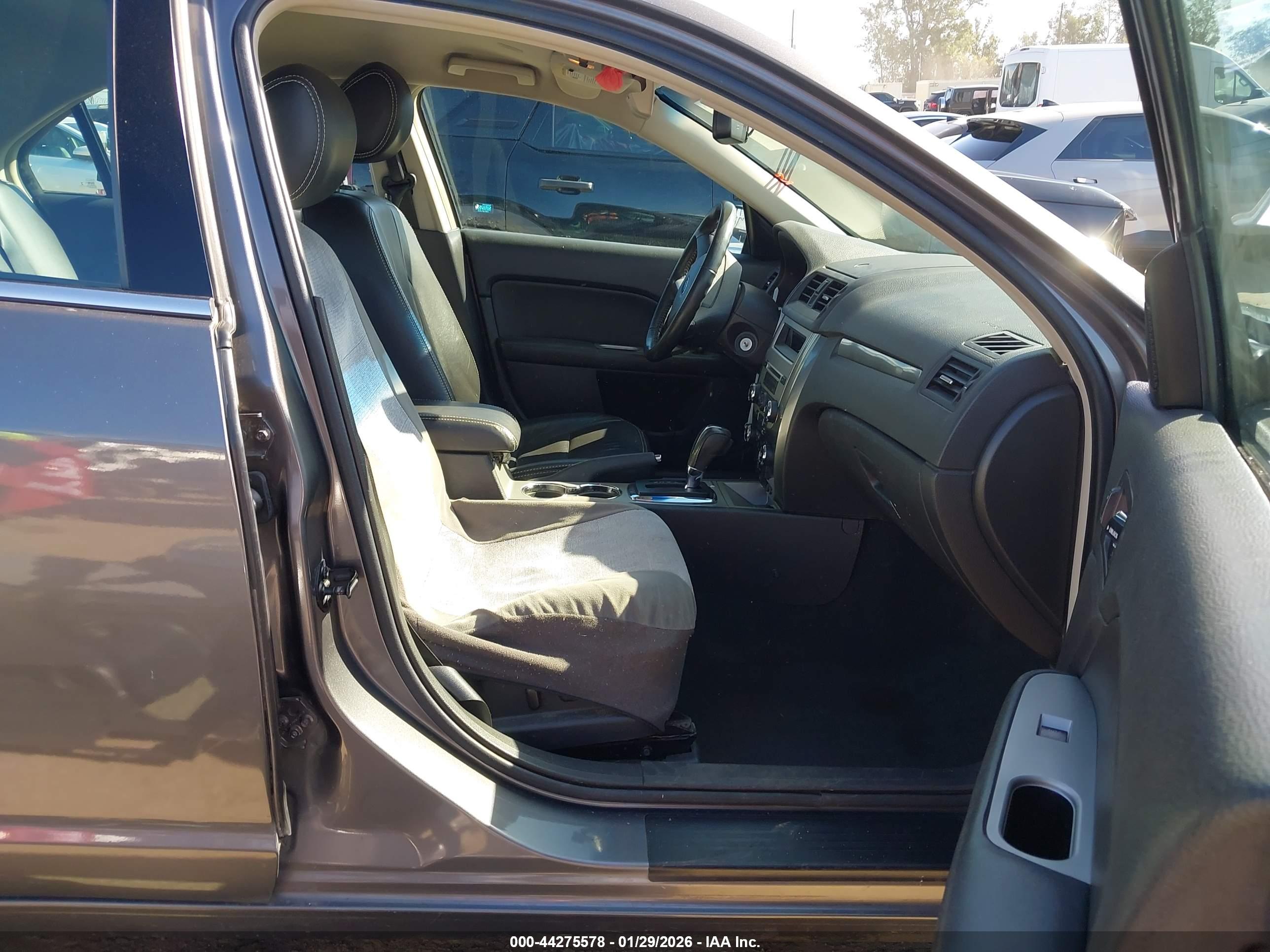 FORD FUSION image 5