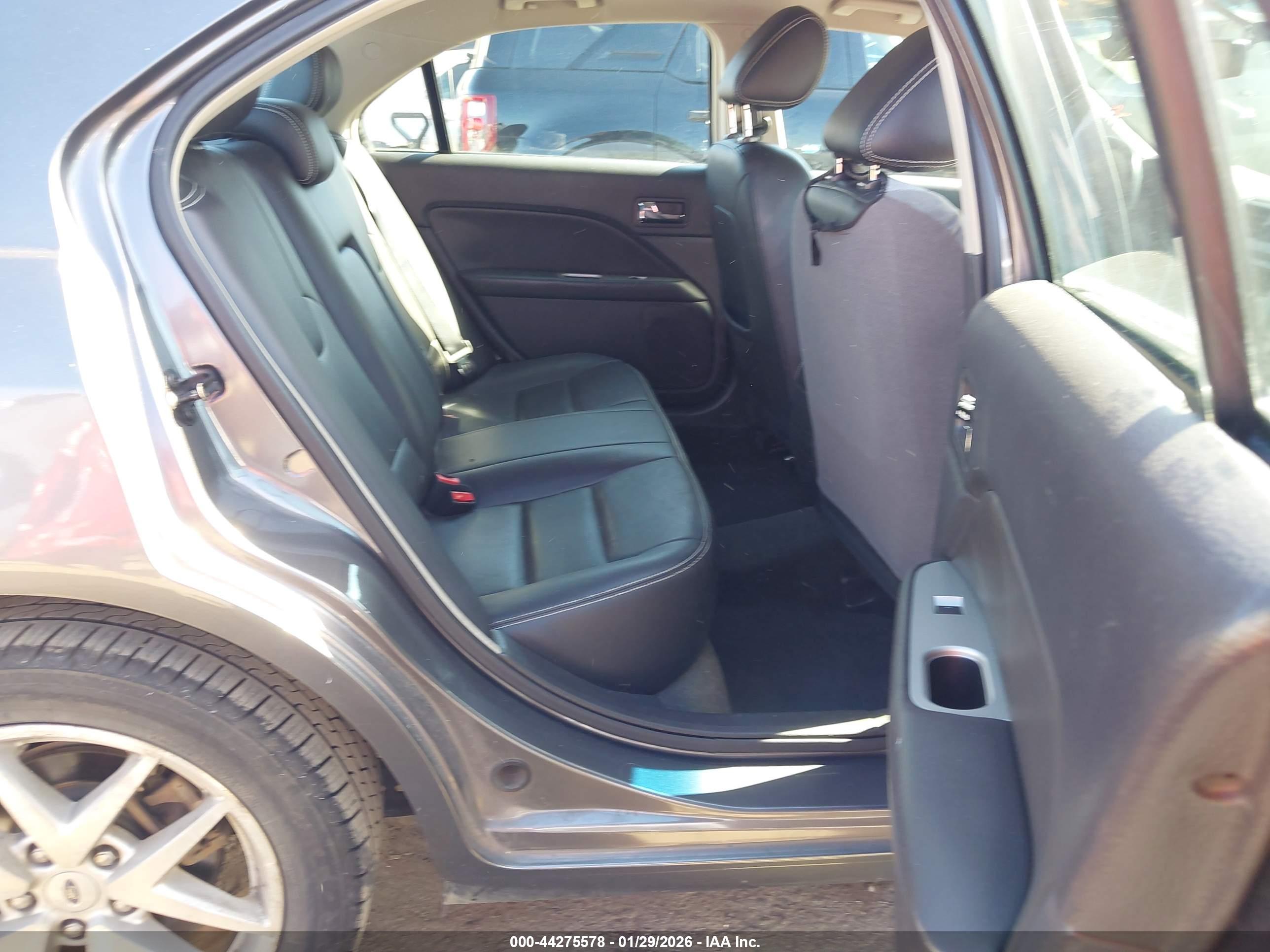 FORD FUSION image 8