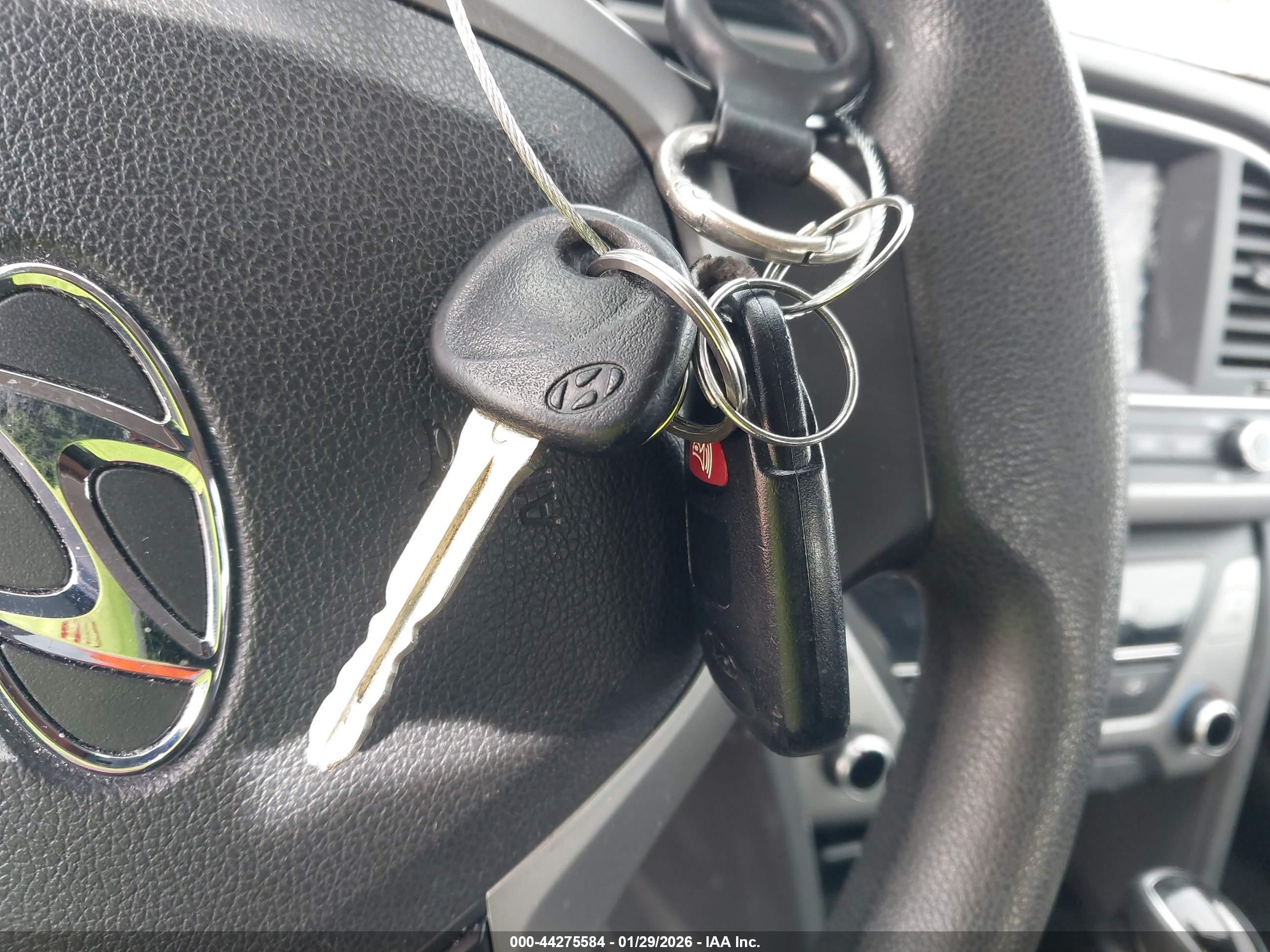 HYUNDAI ELANTRA image 11