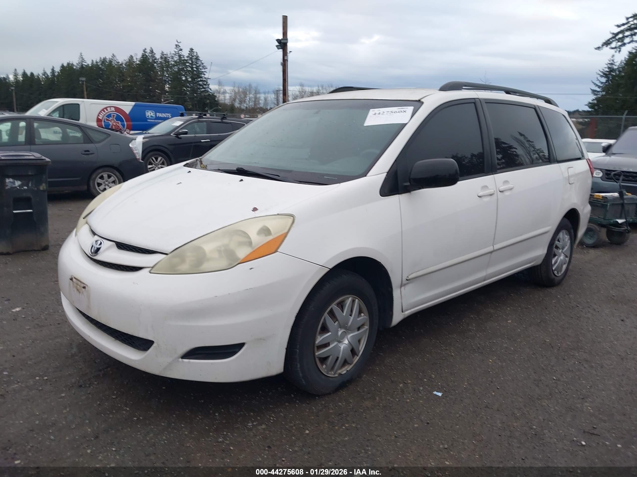 TOYOTA SIENNA image 2