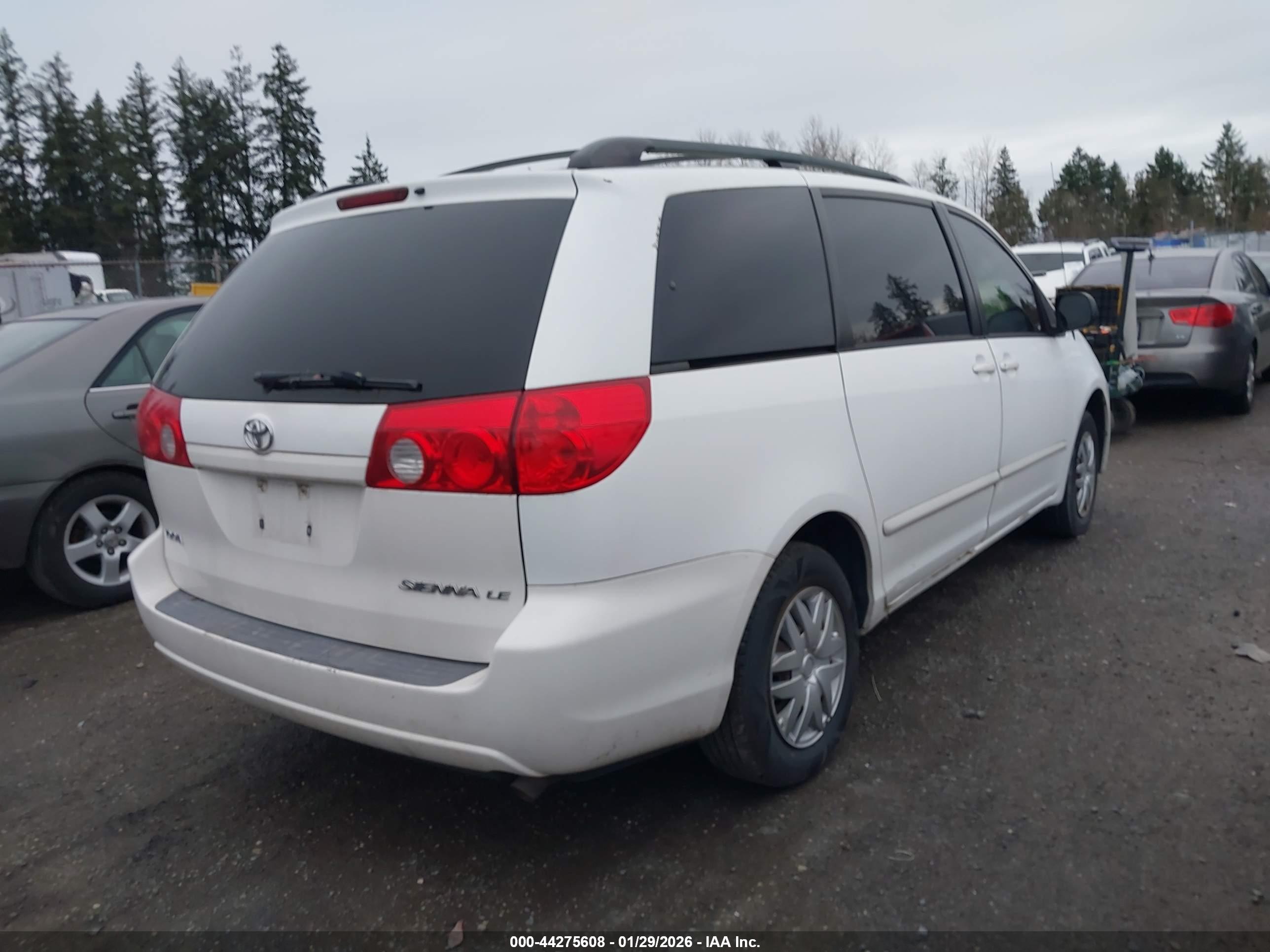 TOYOTA SIENNA image 4