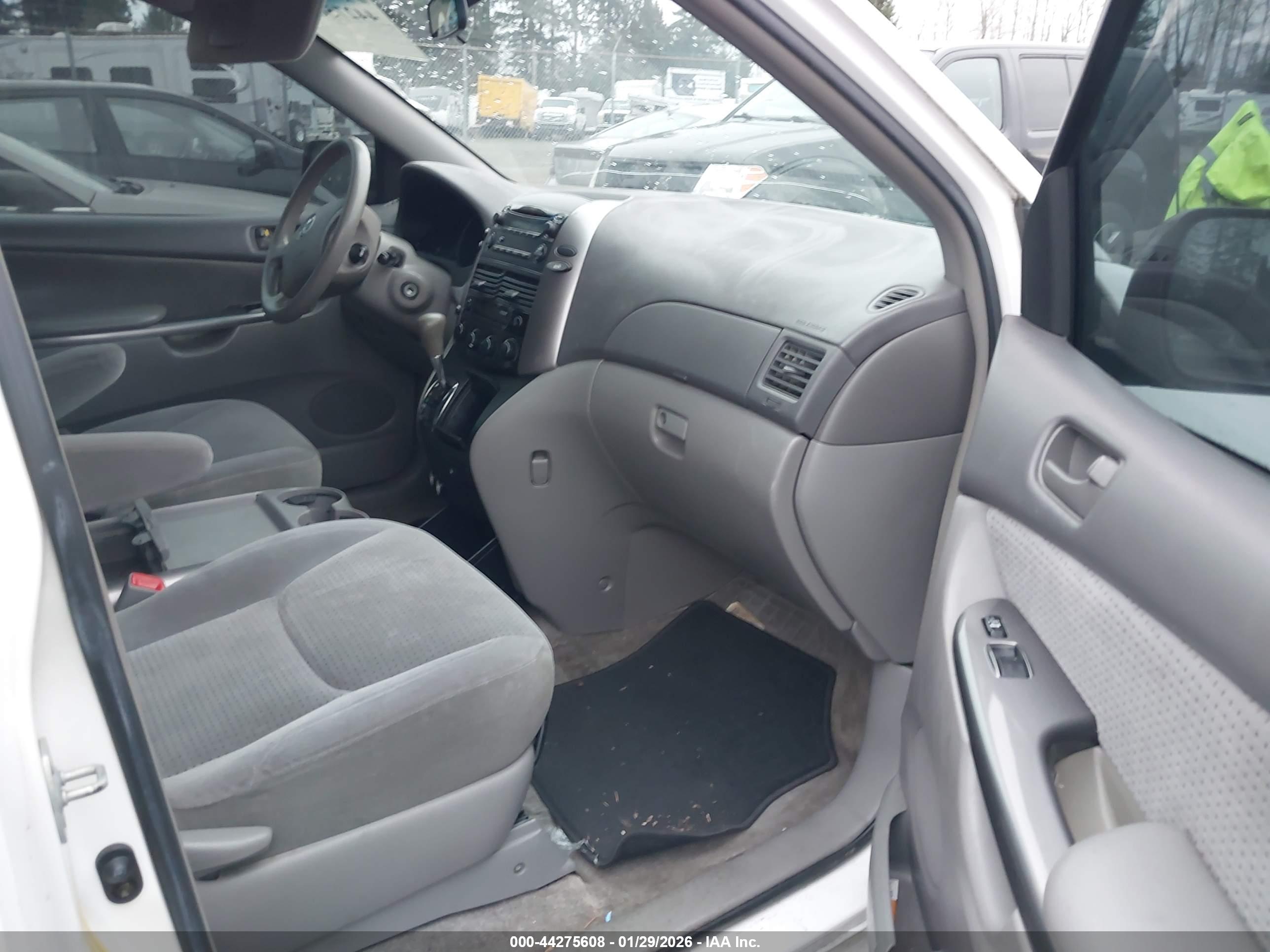 TOYOTA SIENNA image 5