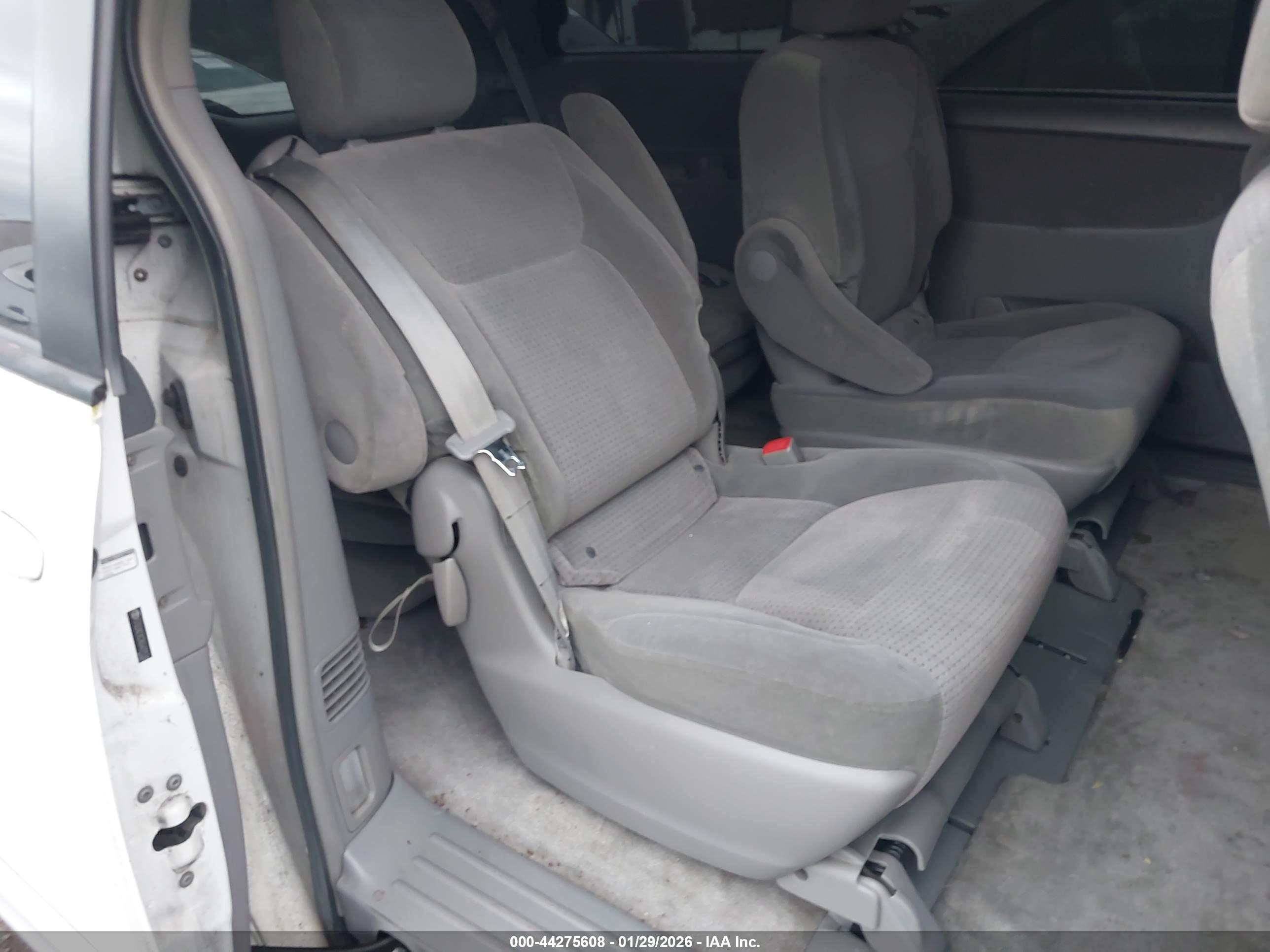 TOYOTA SIENNA image 8