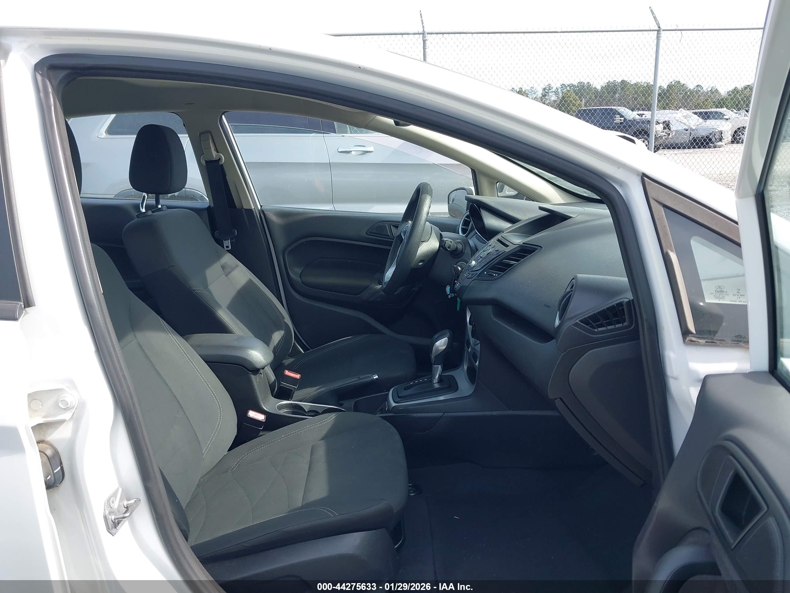 FORD FIESTA image 5