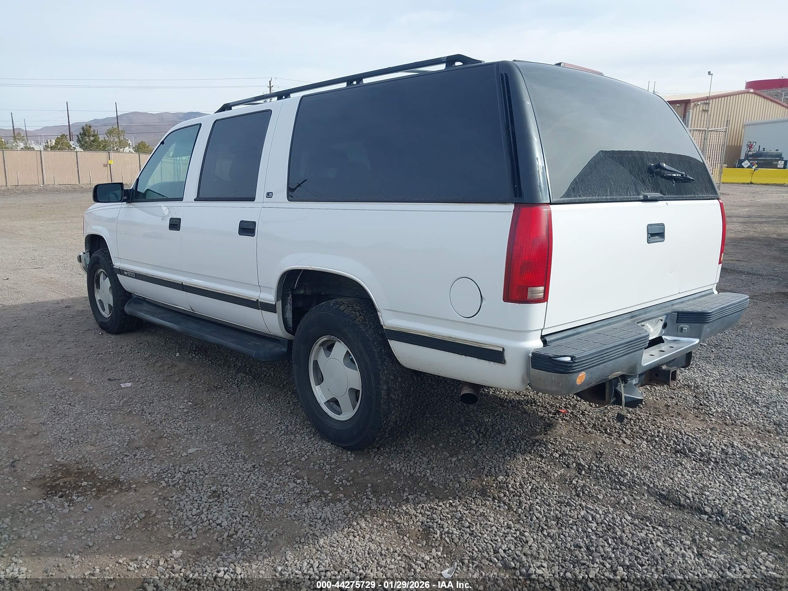 CHEVROLET SUBURBAN image 3