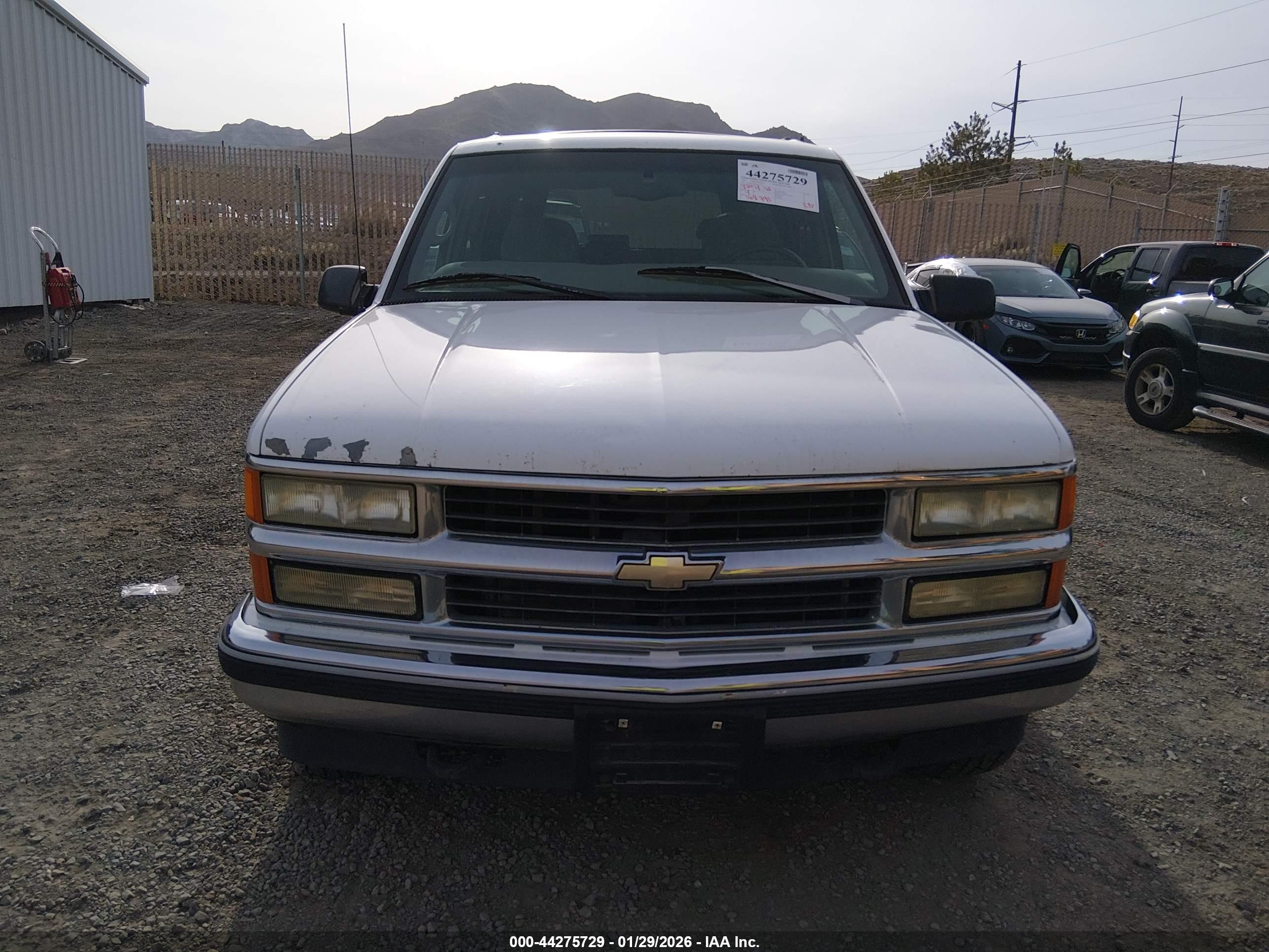 CHEVROLET SUBURBAN image 6