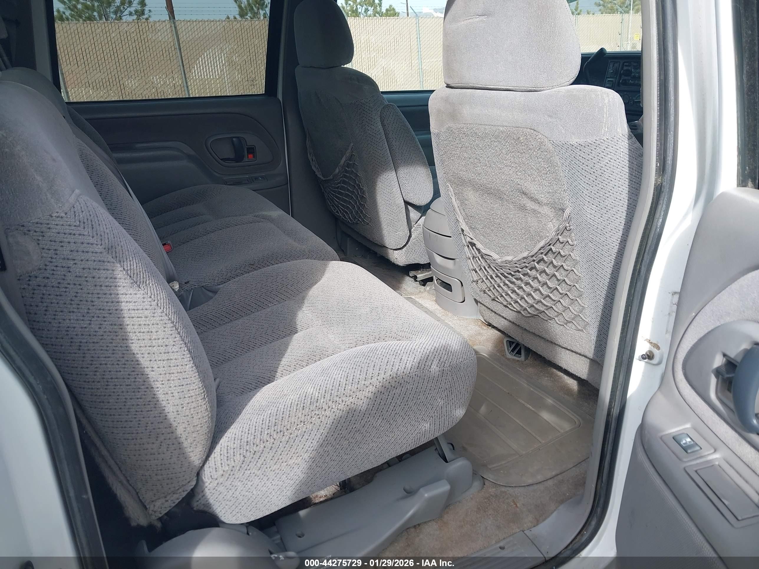 CHEVROLET SUBURBAN image 8