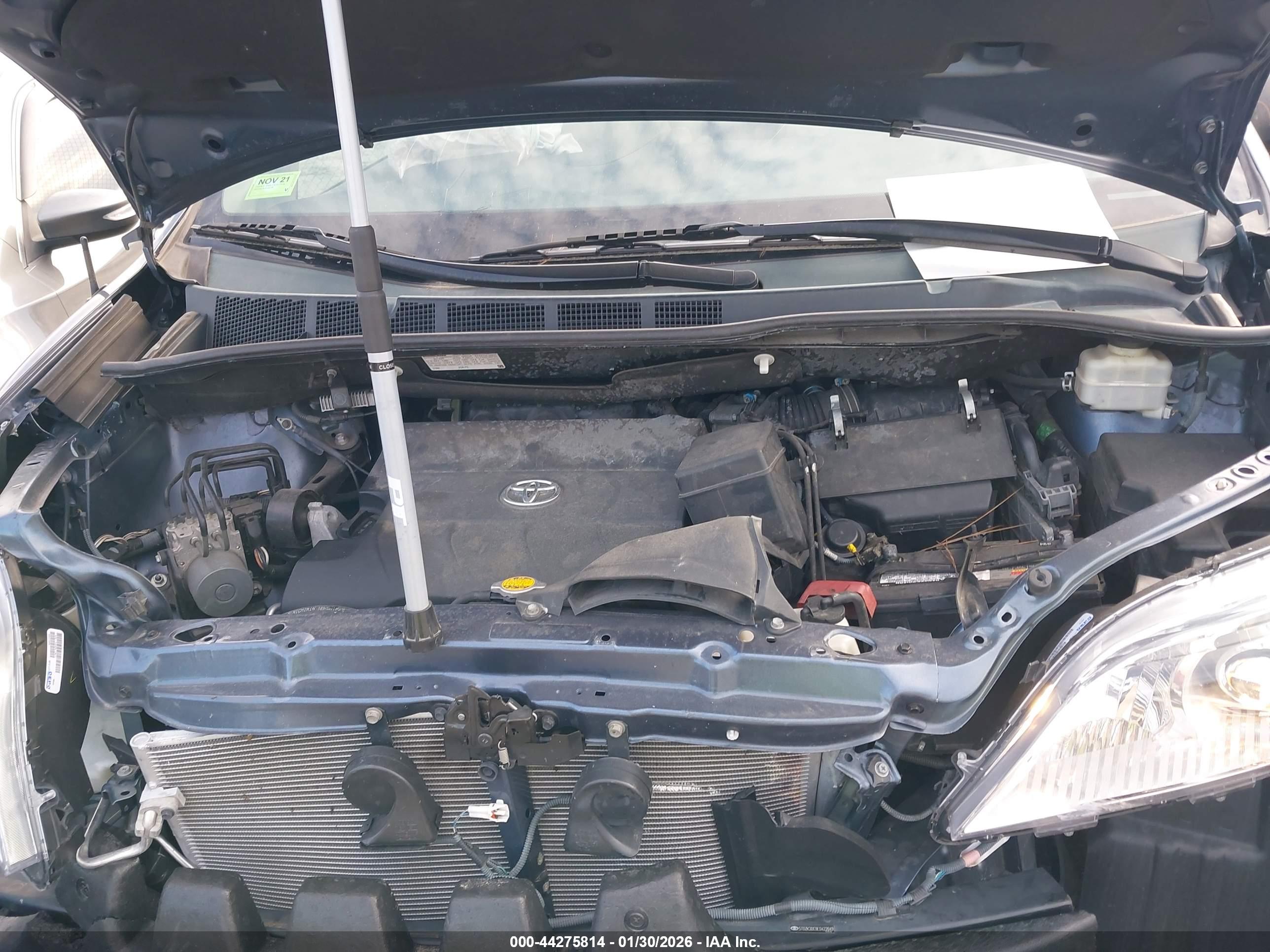 TOYOTA SIENNA image 10