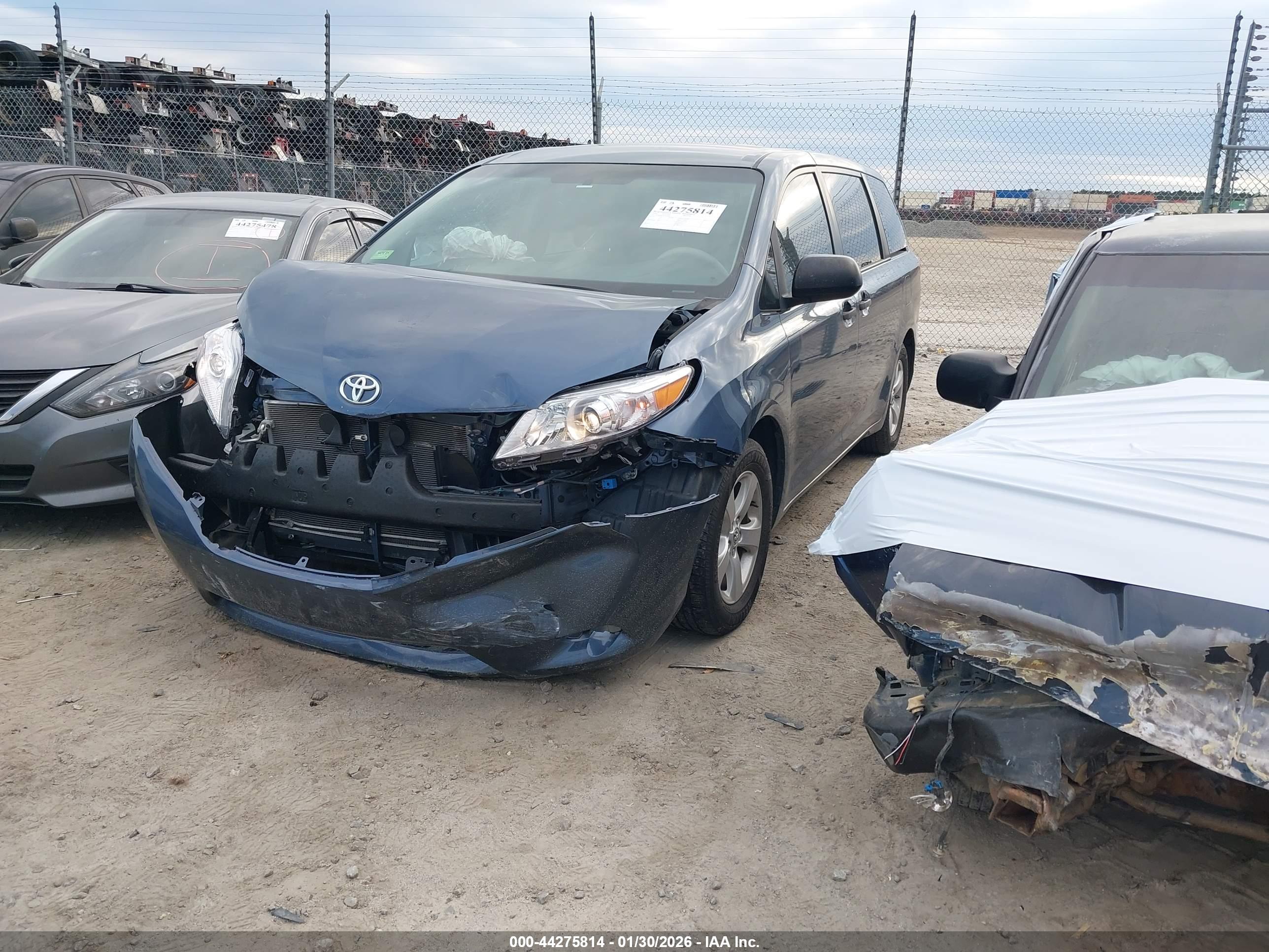 TOYOTA SIENNA image 2