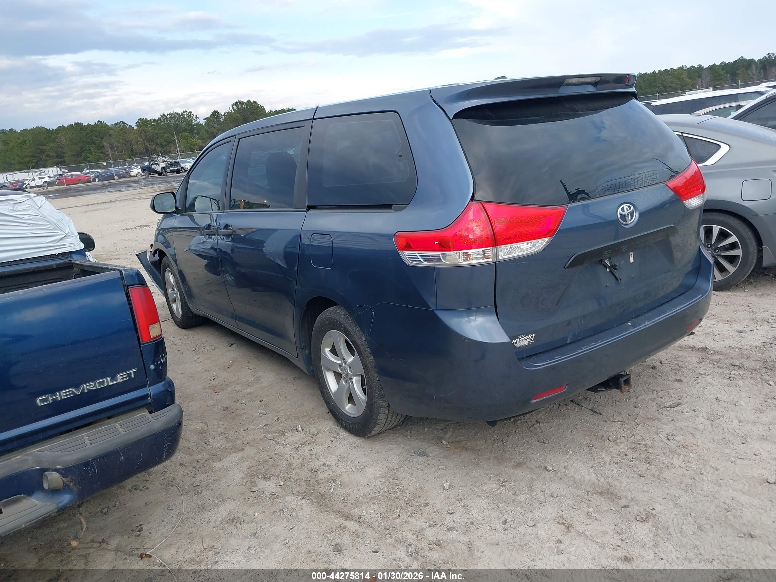 TOYOTA SIENNA image 3