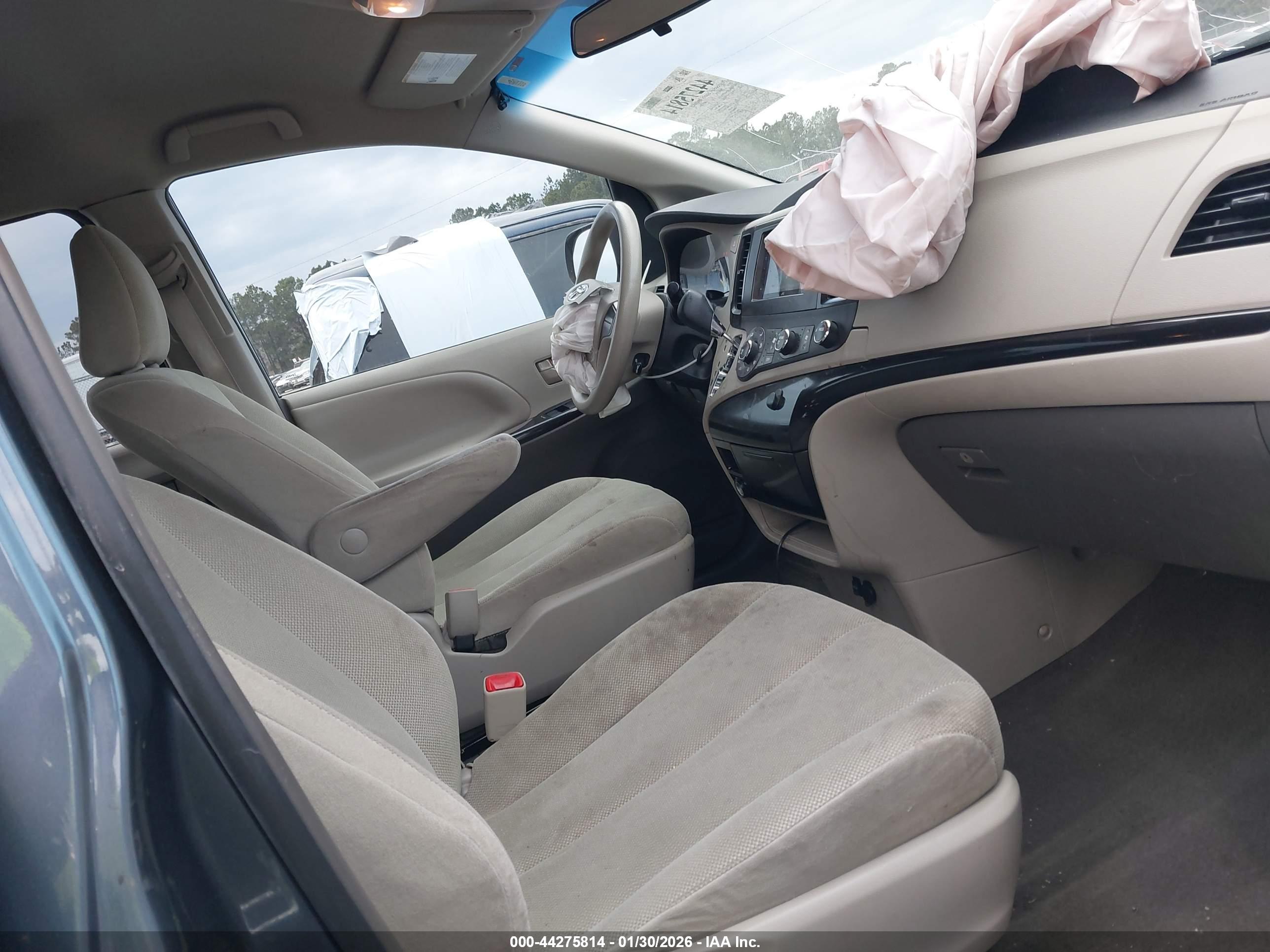 TOYOTA SIENNA image 5