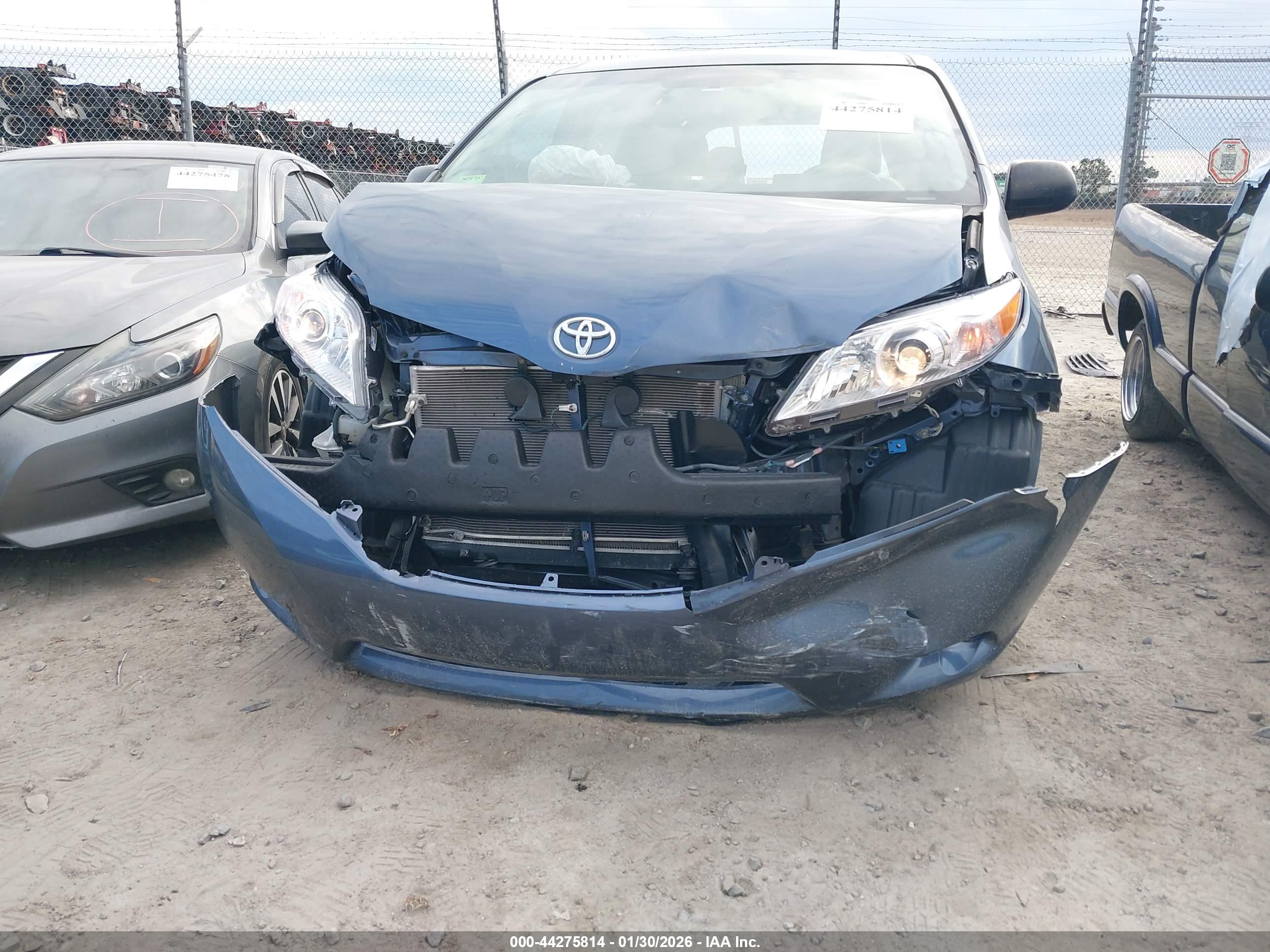 TOYOTA SIENNA image 6