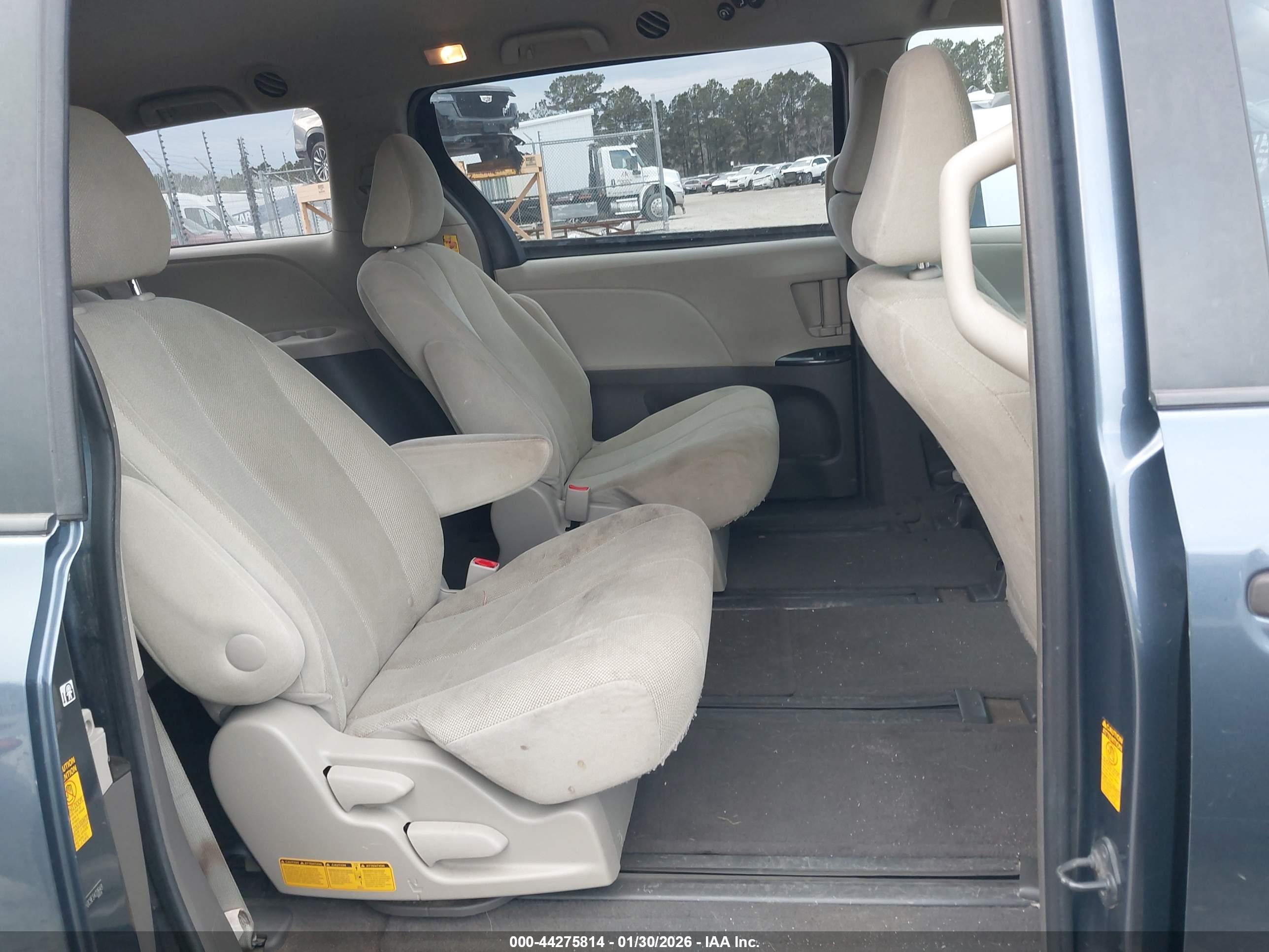 TOYOTA SIENNA image 8