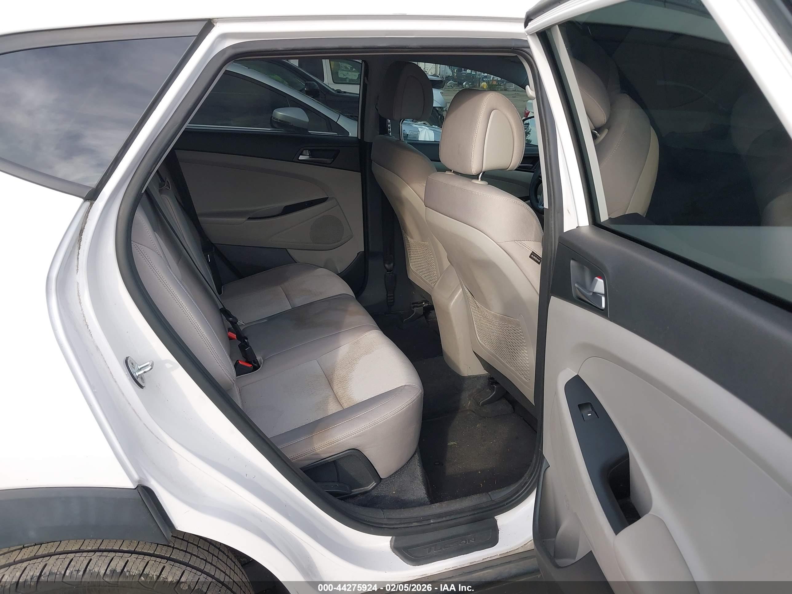 HYUNDAI TUCSON image 8