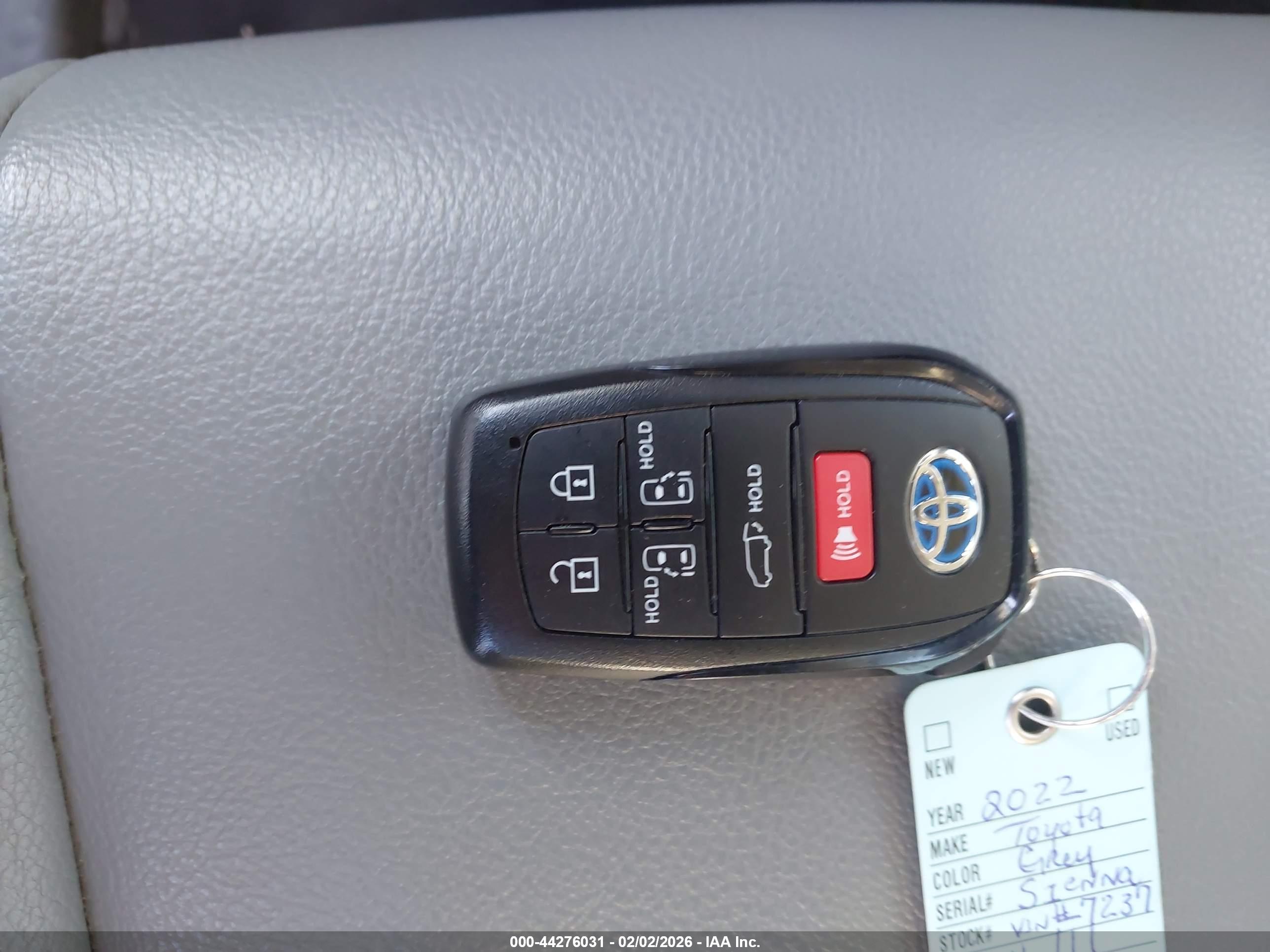 TOYOTA SIENNA image 11