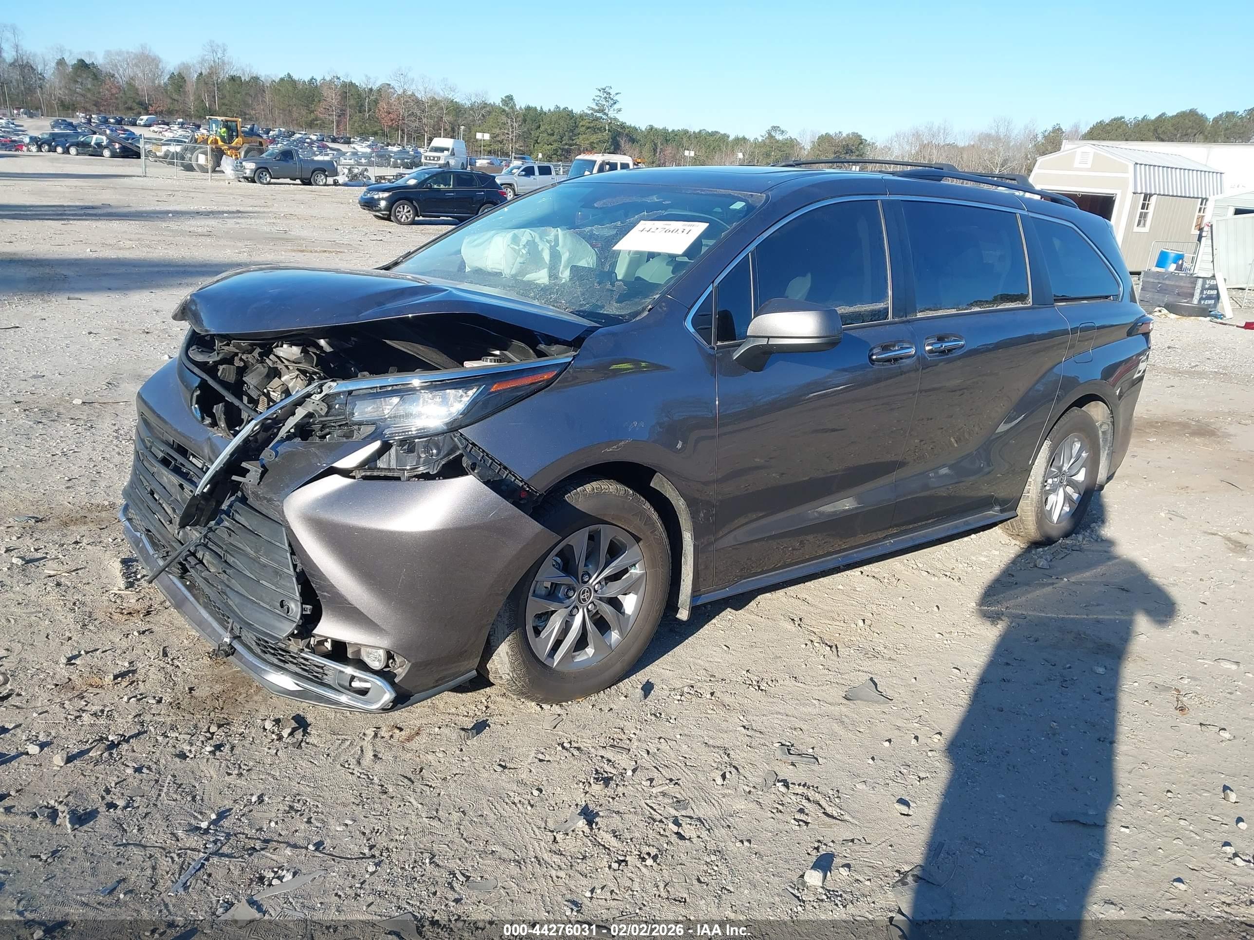 TOYOTA SIENNA image 2